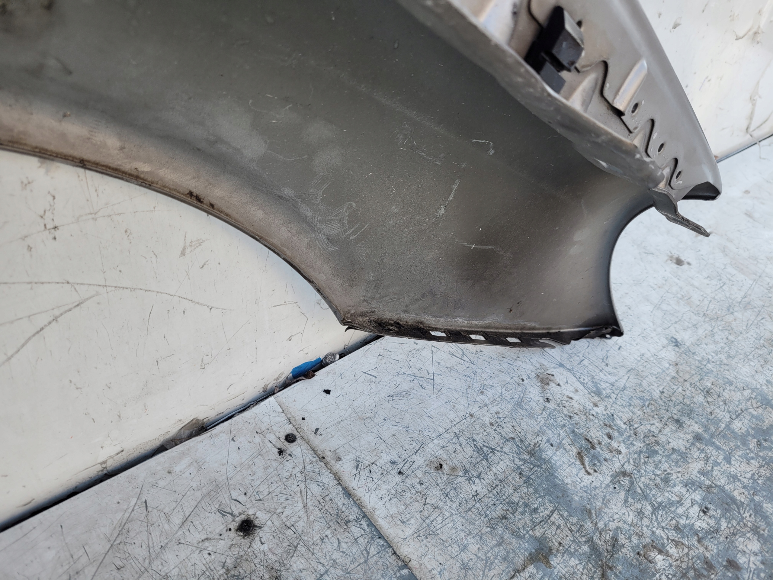 MERCEDES E W 211 W211 ĽAVÝ PREDNÝ BLATNÍK