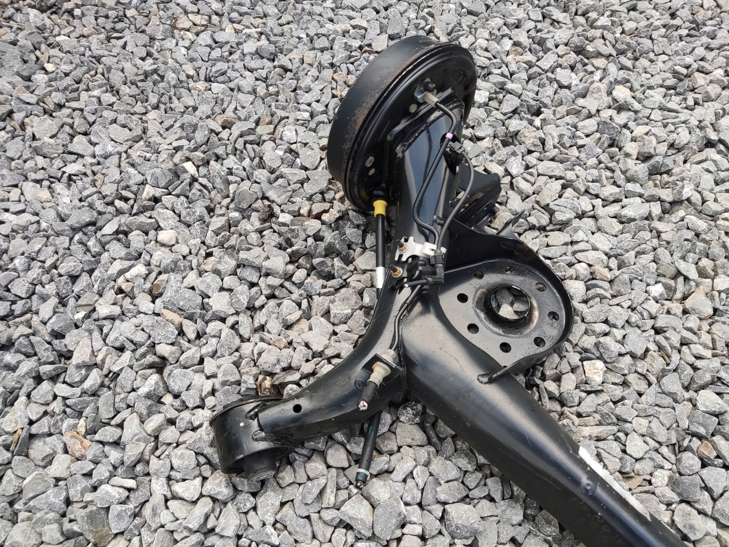 ZADNÁ NÁPRAVA KOMPLETNA TOYOTA YARIS III BUBNY 2011-2020