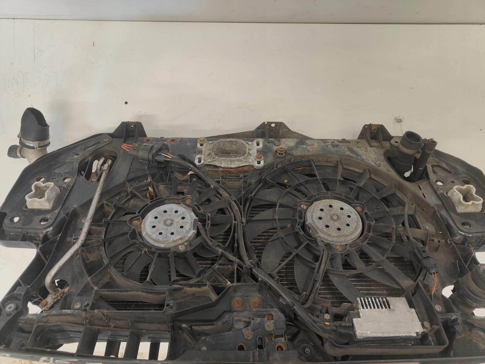 Audi a6 c6 04-10 2.0 tdi PREDNE CELO CHLADICE VENTILÁTOR