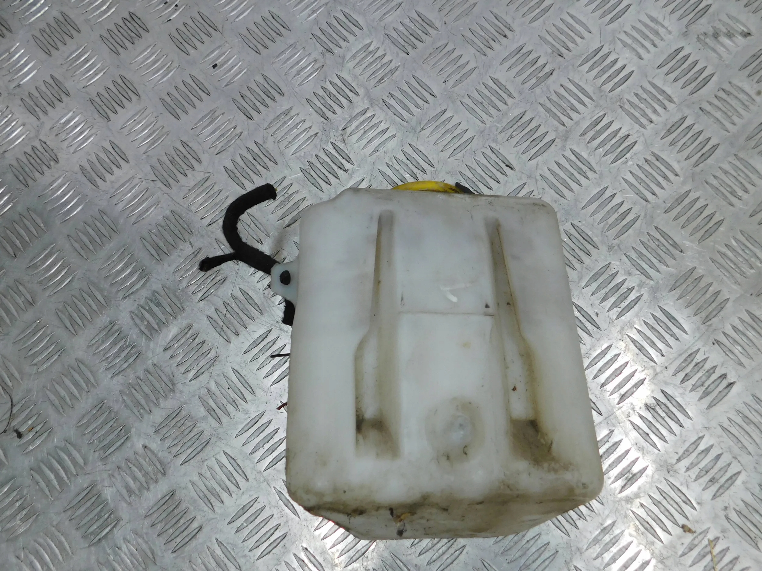 NÁDOBKA OSTREKOVAČOV OPEL TIGRA B