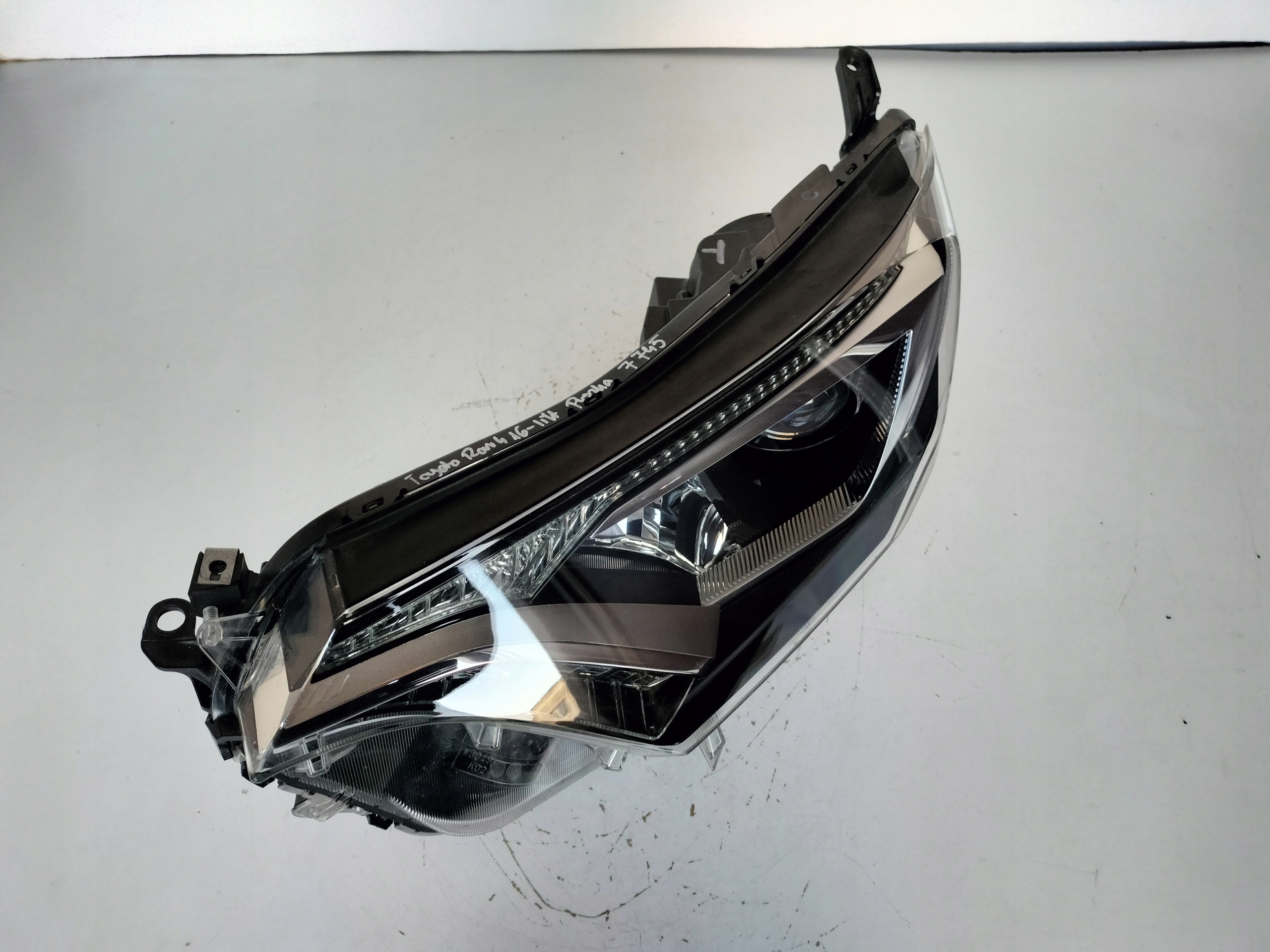 LAVE PREDNE SVETLO TOYOTA RAV 4 16- LIFT LED