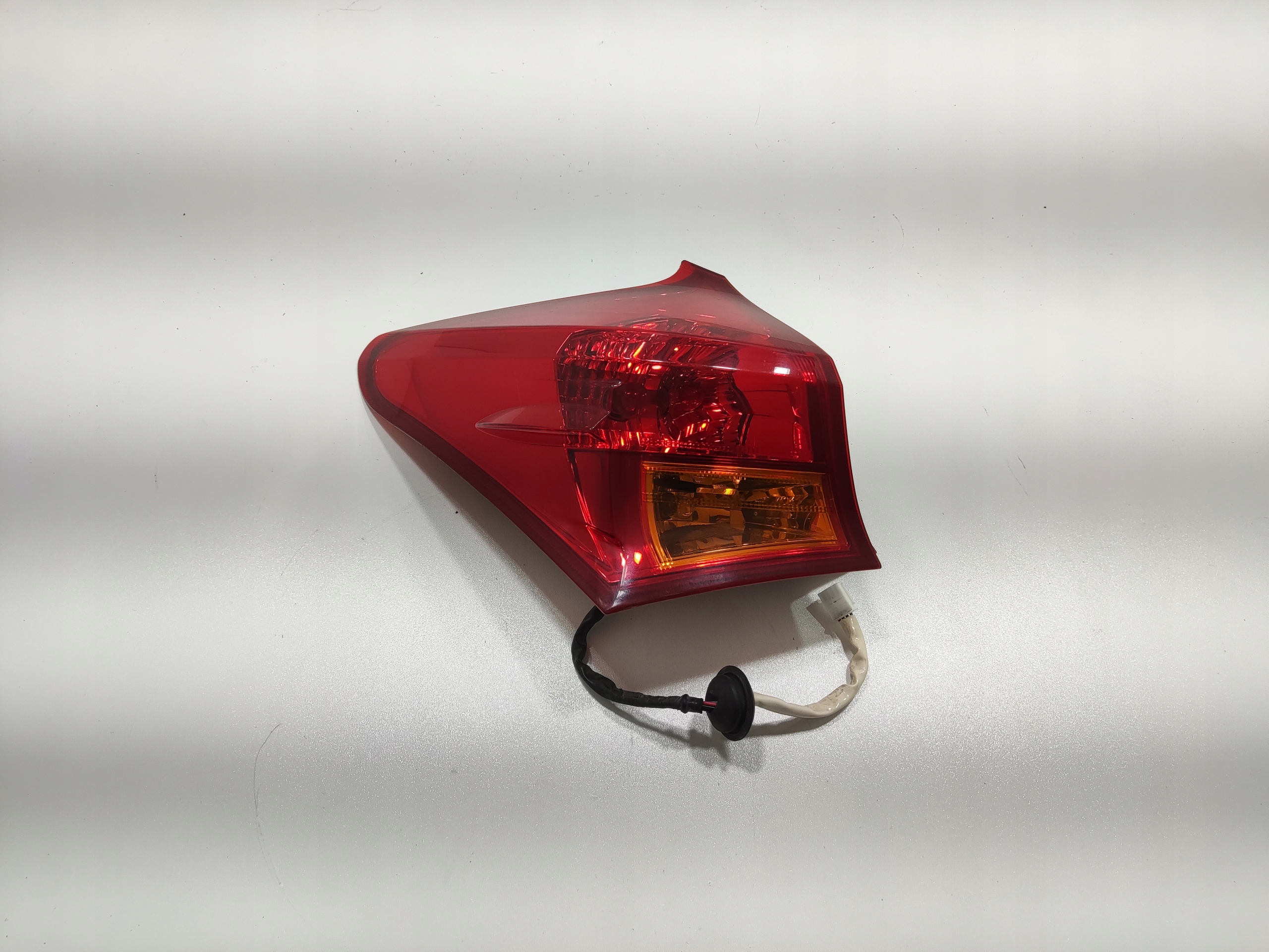 LAVE ZADNE SVETLO BLATNIKA TOYOTA AURIS II E18 HATCHBACK 2012-2015