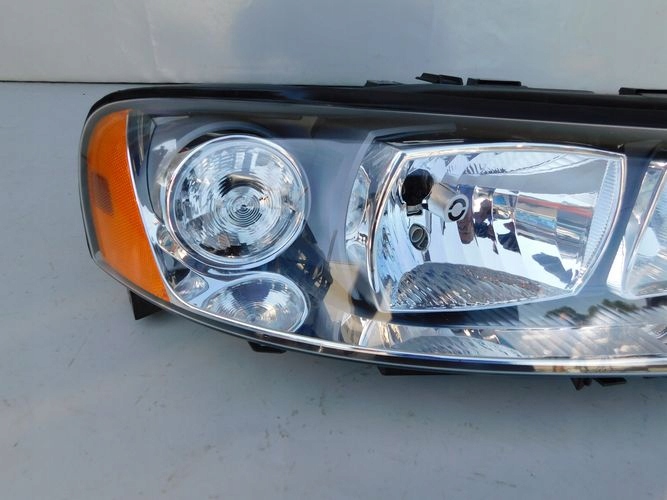 VOLVO V70 XC70 LIFT PRAVE PREDNE SVETLO