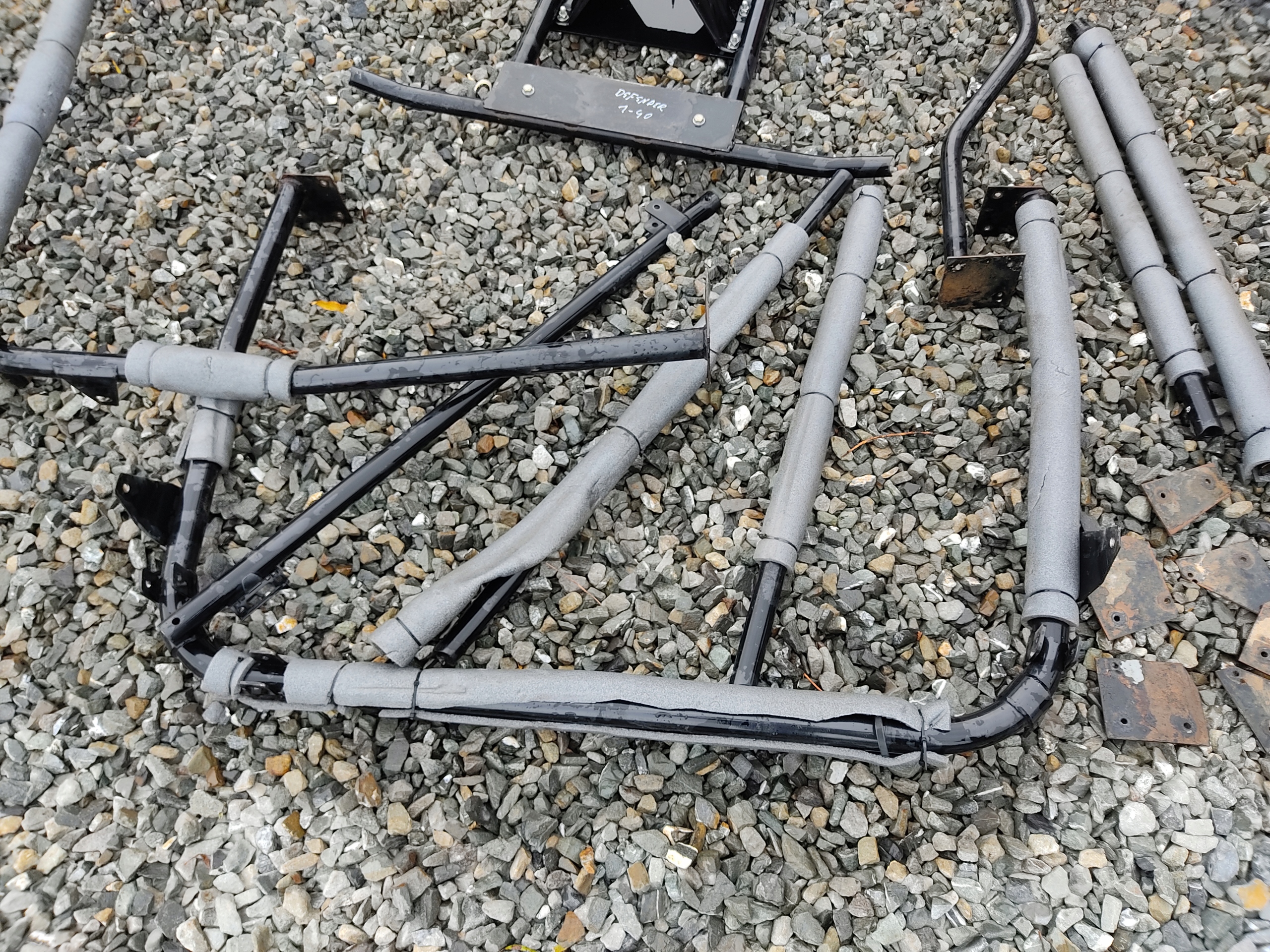 BEZPEČNOSTNA KLIETKA LAND ROVER DEFENDER 1999-2014