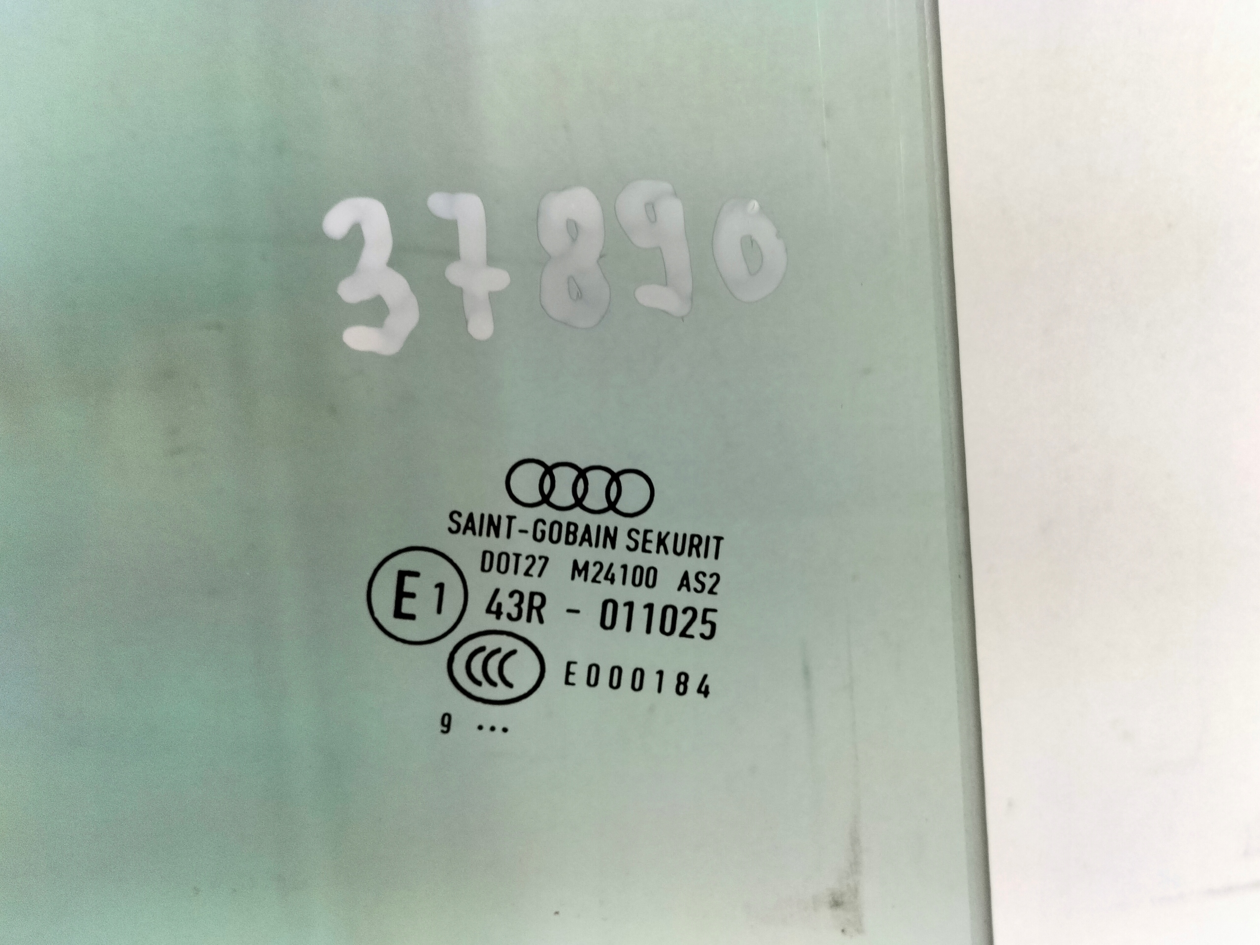 ZADNE SKLO PRAVA AUDI A4 B9 15- KOMBI