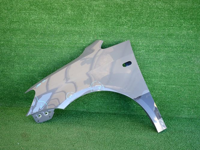 VW CADDY 10-15 ĽAVÝ PREDNÝ BLATNÍK