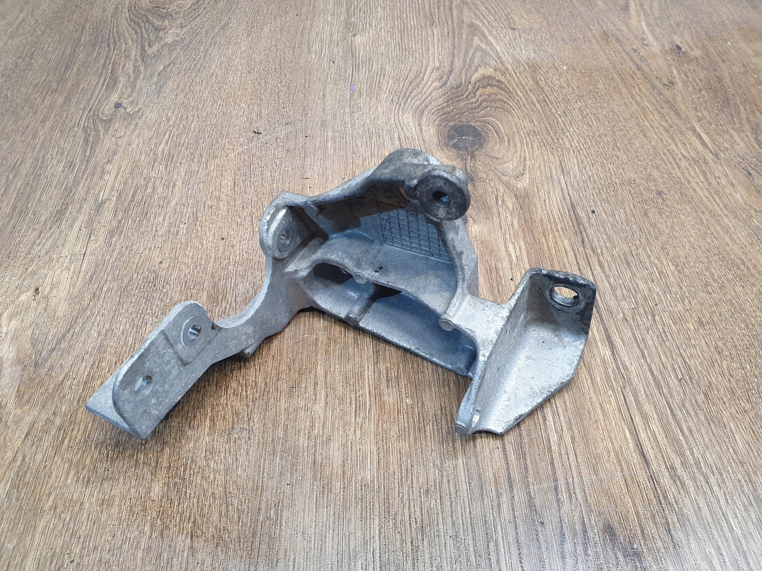 NAVARA D23 2.3 DCI DRŽIAK VODNEJ PUMPY 922377470R