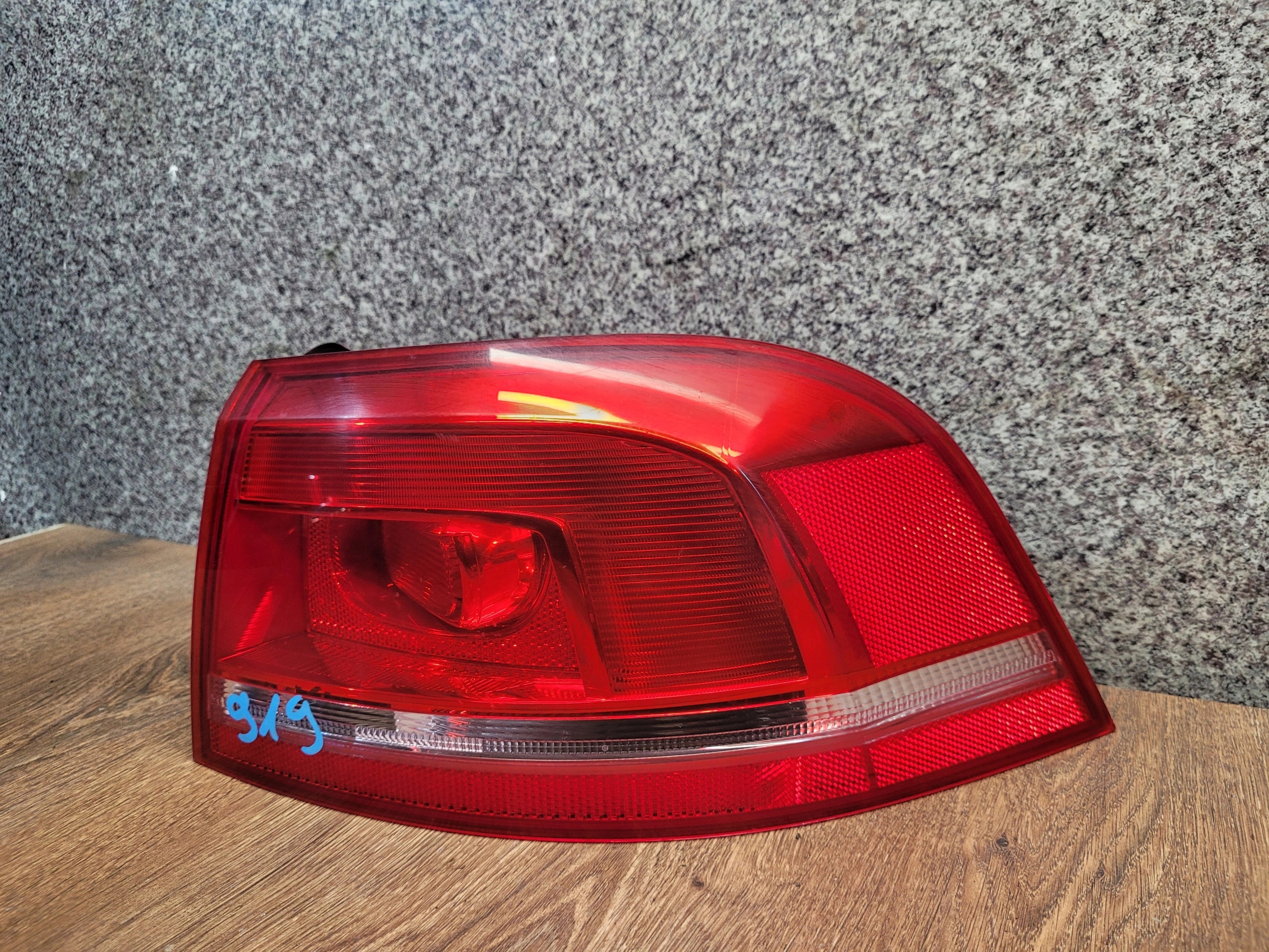 VOLKSWAGEN PASSAT B7 KOMBI PRAVÉ ZADNÉ SVETLO 3AF945096E