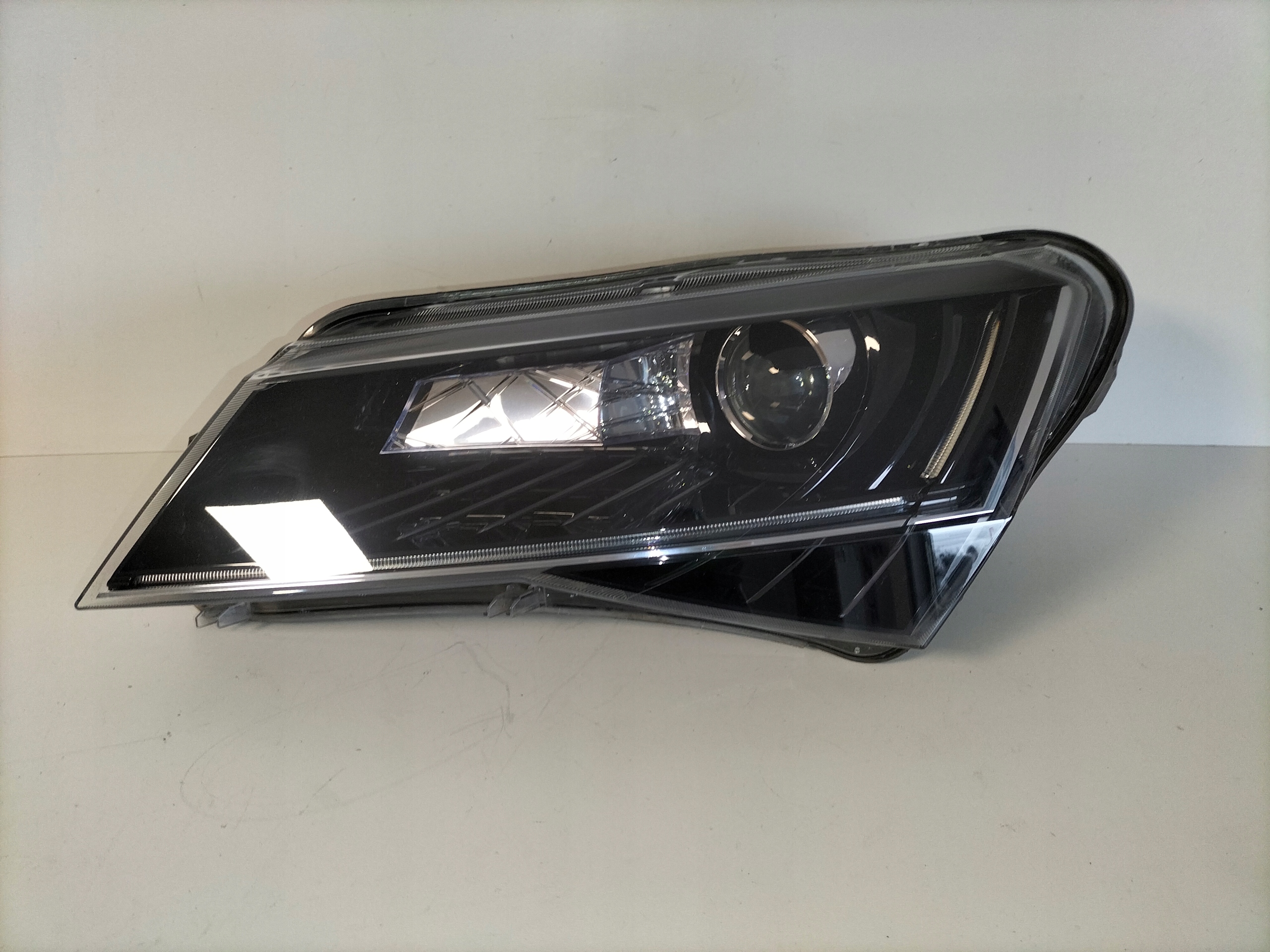 LAVE PREDNE SVETLO SKODA SUPERB III 15-19 BI-XENON