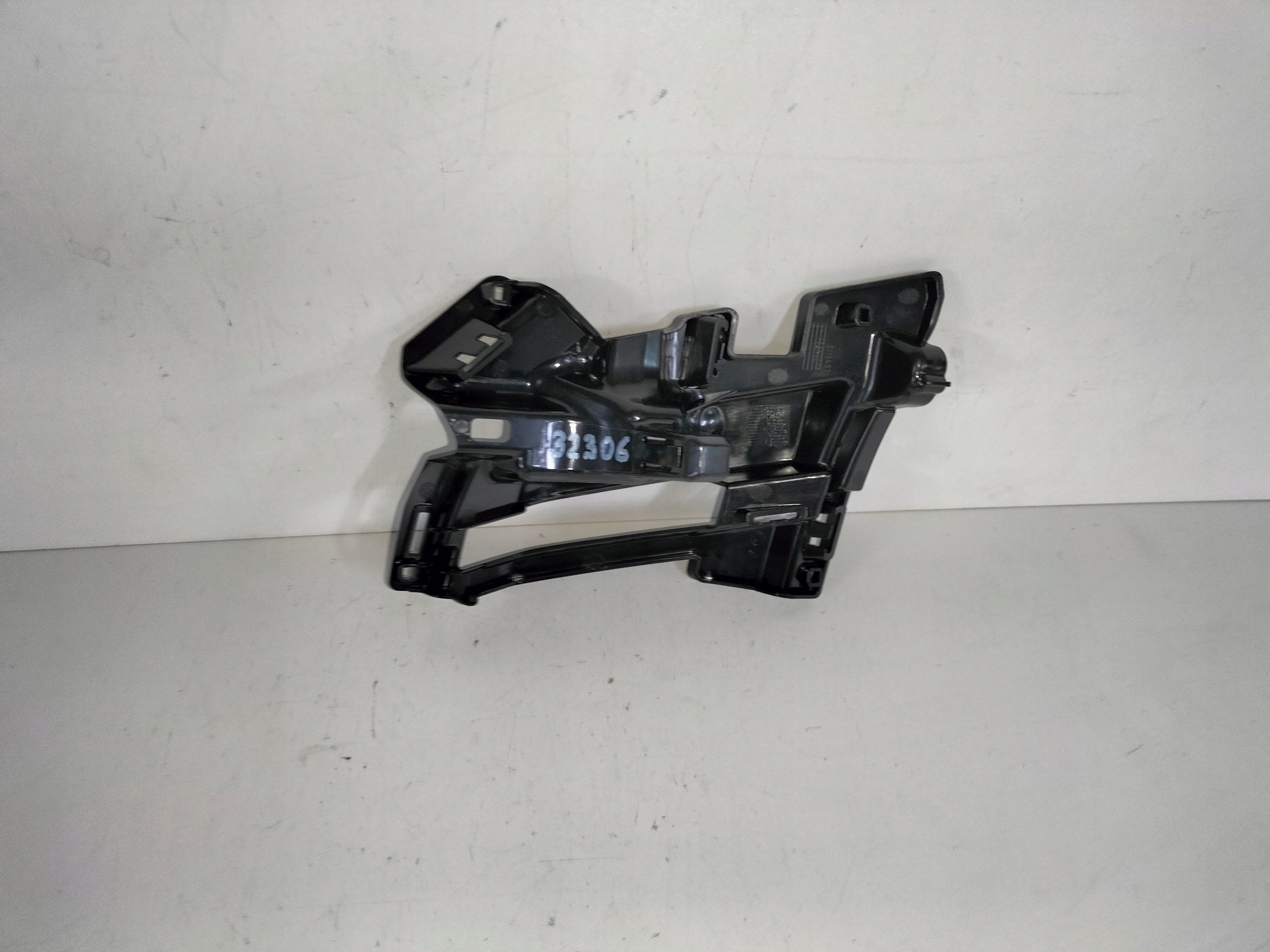 DRZIAK PREDNEHO NARAZNIKA LAVY SKODA KODIAQ 16- POD MASKU