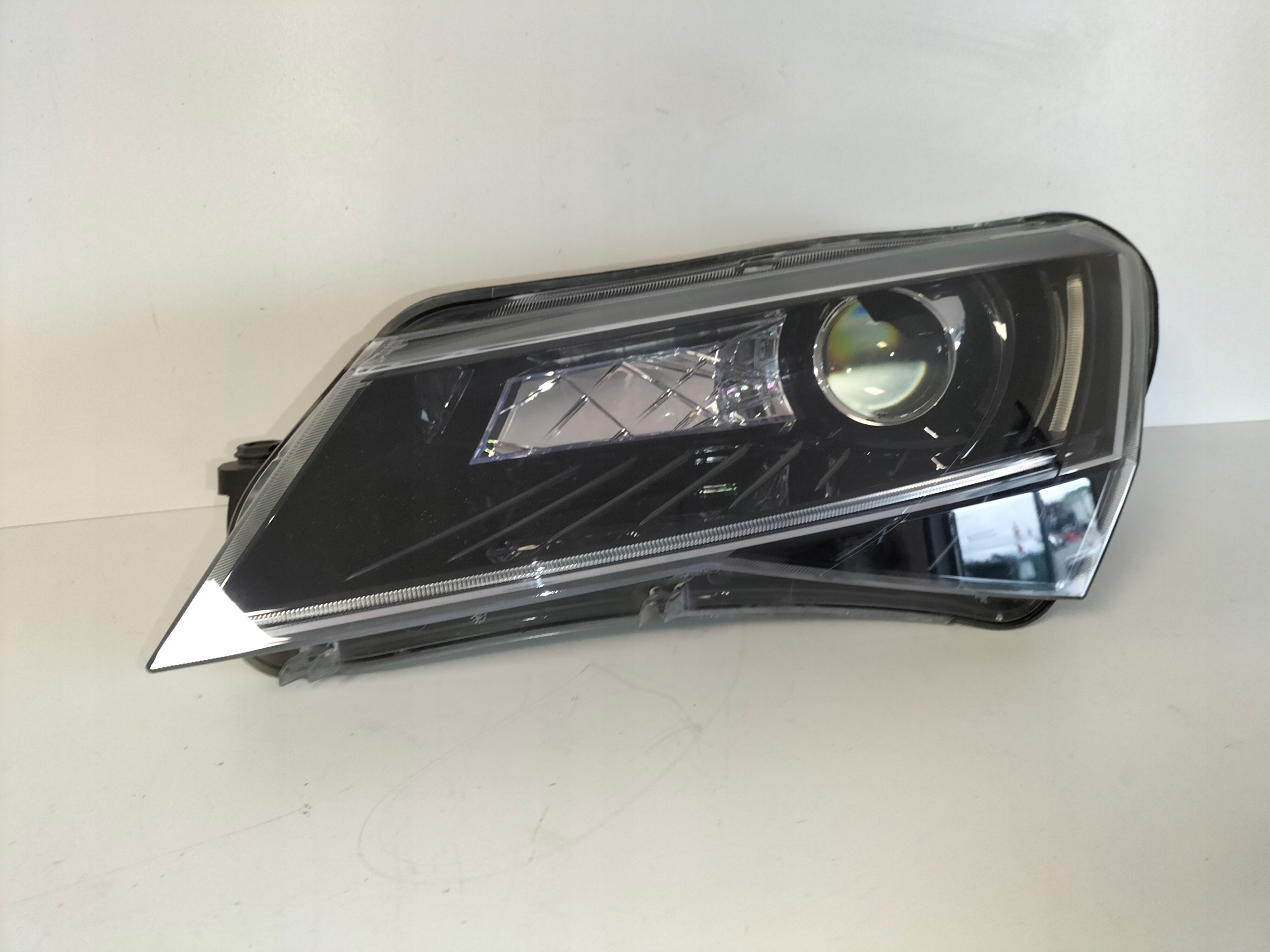 LAVE PREDNE SVETLO SKODA SUPERB III 15-19 BI-XENON