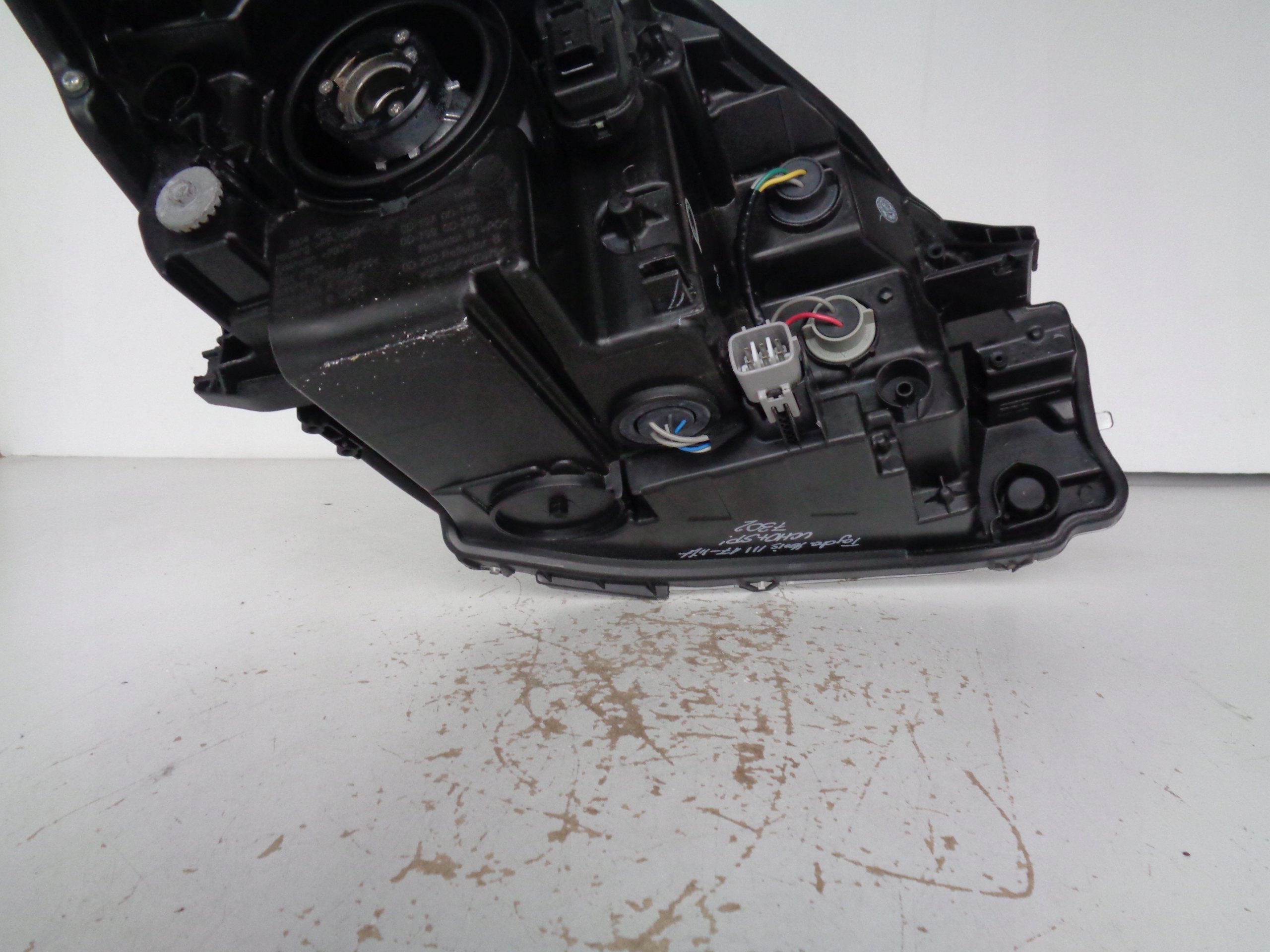 LAVE PREDNE SVETLO TOYOTA YARIS III 17- LIFT