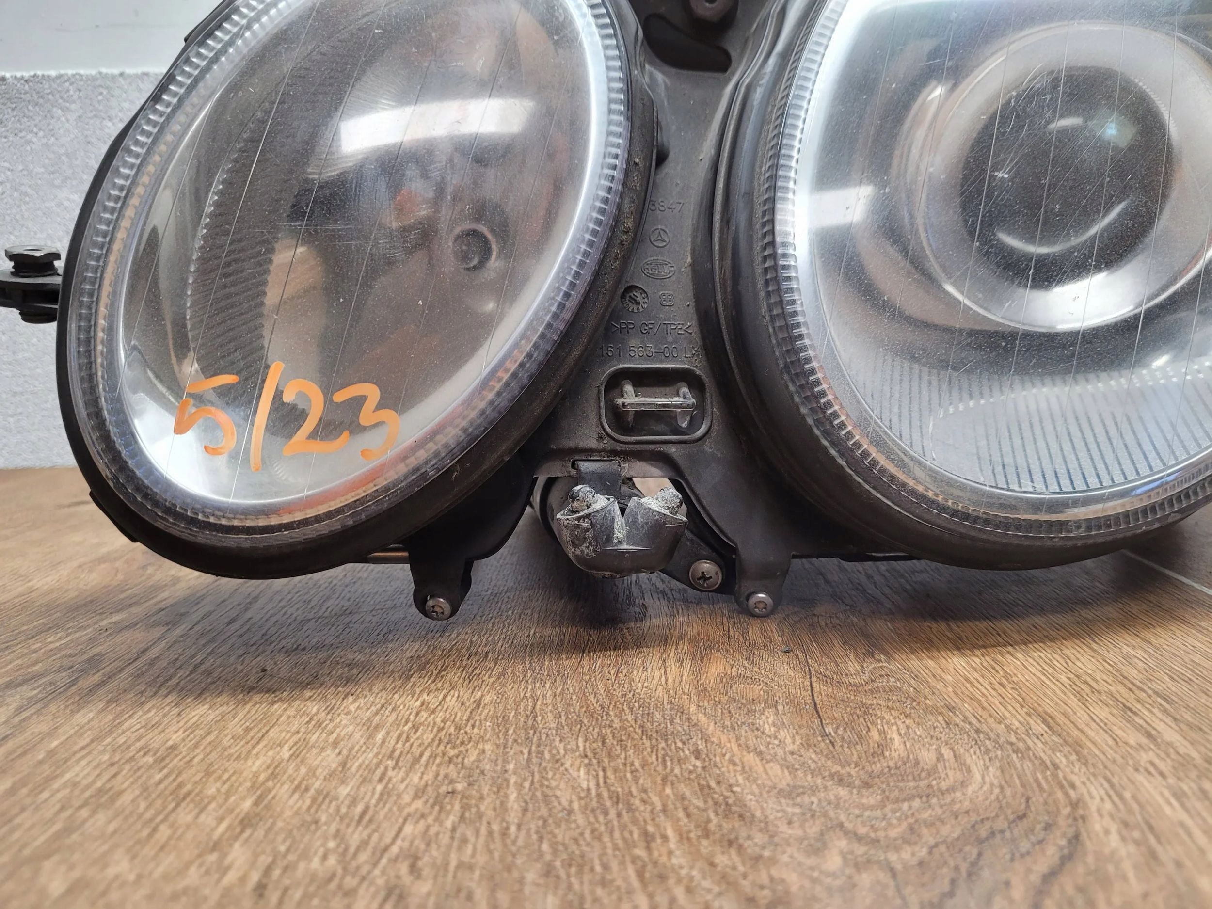 MERCEDES E W211 W 211 ĽAVÉ PREDNÉ SVETLO OBYČAJNÉ