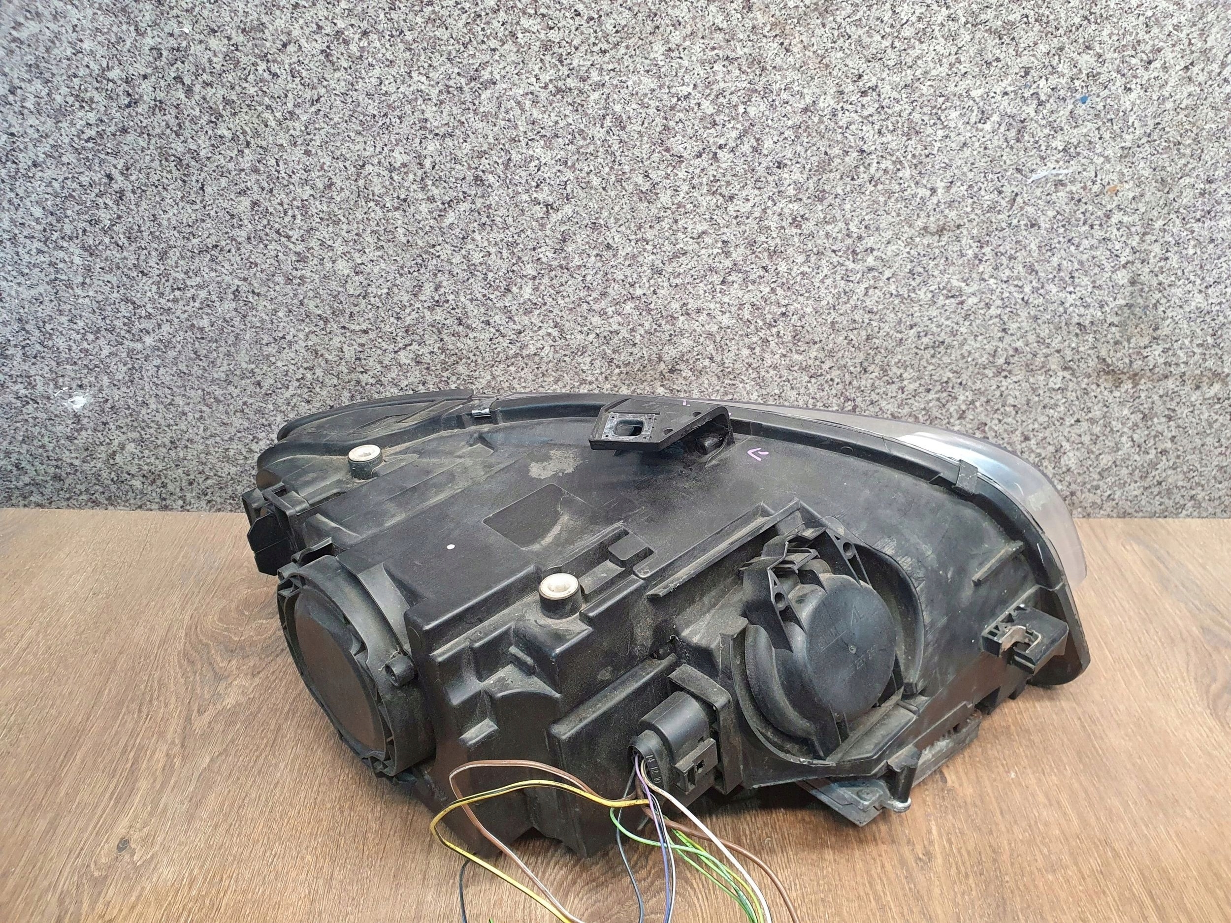 Audi A4 B7 8E 8H 05-07 XENON ĽAVÉ PREDNÉ SVETLO LAVA