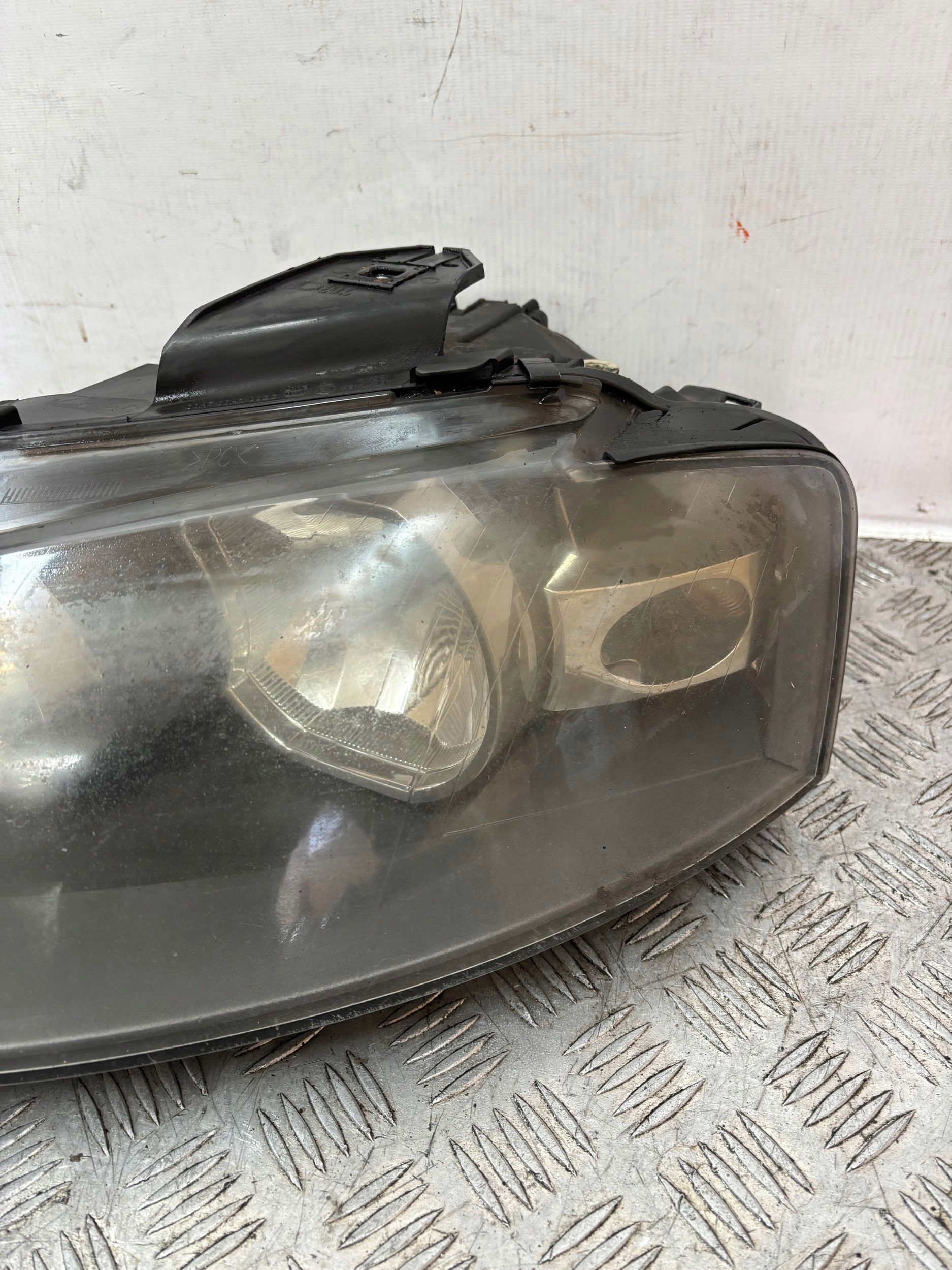 LAVE PREDNE SVETLO AUDI A3 8P0 LIFT 05-