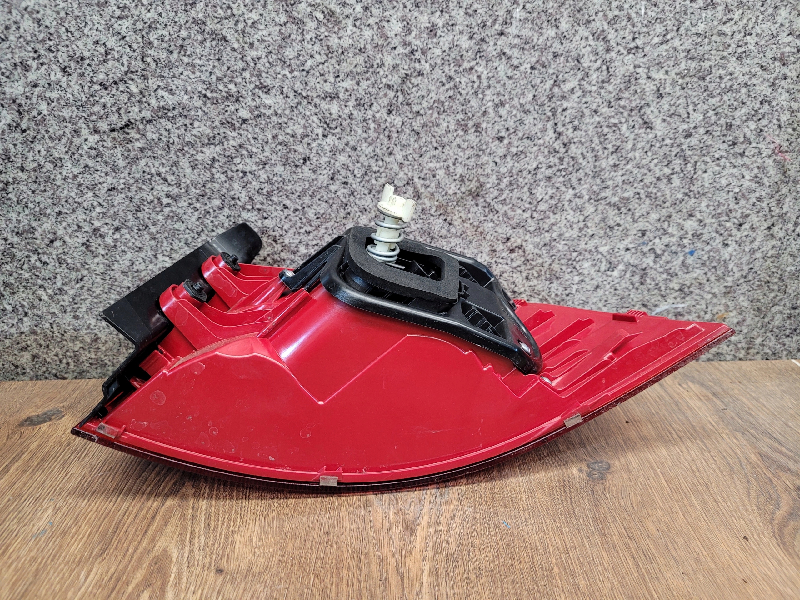 VOLKSWAGEN PASSAT B7 KOMBI LAVE ZADNE SVETLO 605000-E1-2990