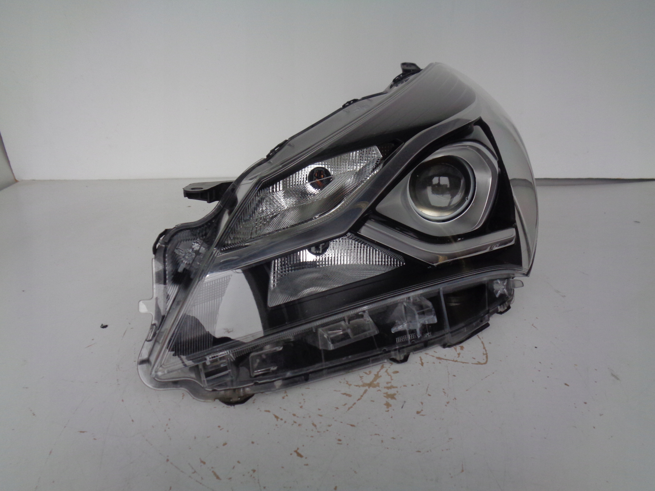 LAVE PREDNE SVETLO TOYOTA YARIS III 17- LIFT
