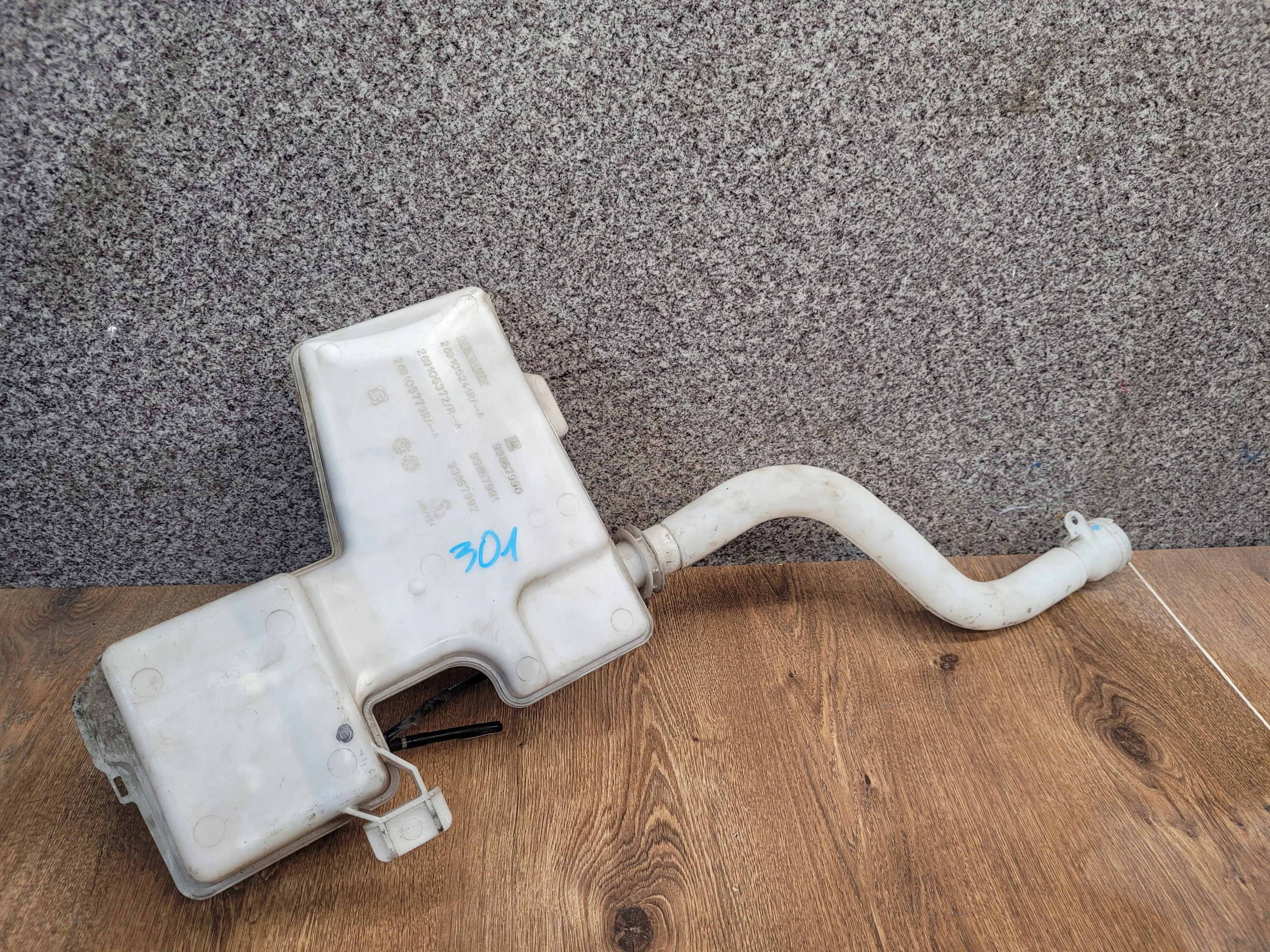 RENAULT TRAFIC III VIVARO II 289105241R NÁDOBKA OSTREKOVAČOV