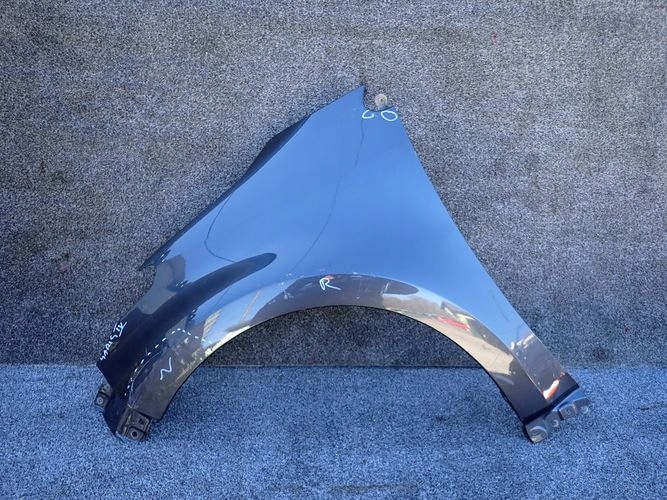 TOYOTA YARIS IV ĽAVÝ PREDNÝ BLATNÍK