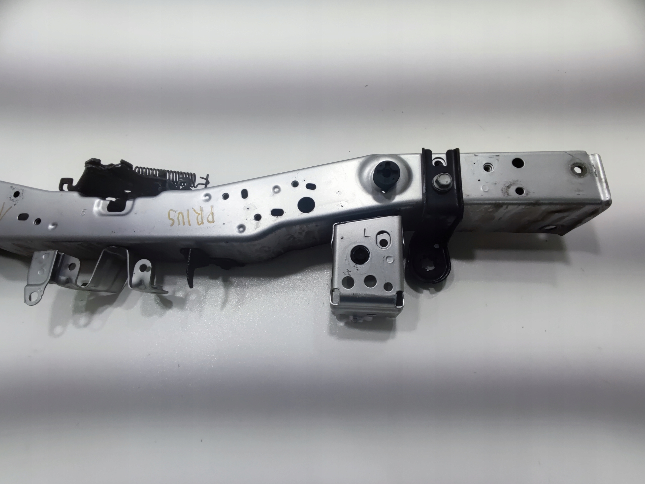 PREDNÉ PÁS CZOŁOWY VÝSTUHA HORNÁ TOYOTA PRIUS III 2009-2015