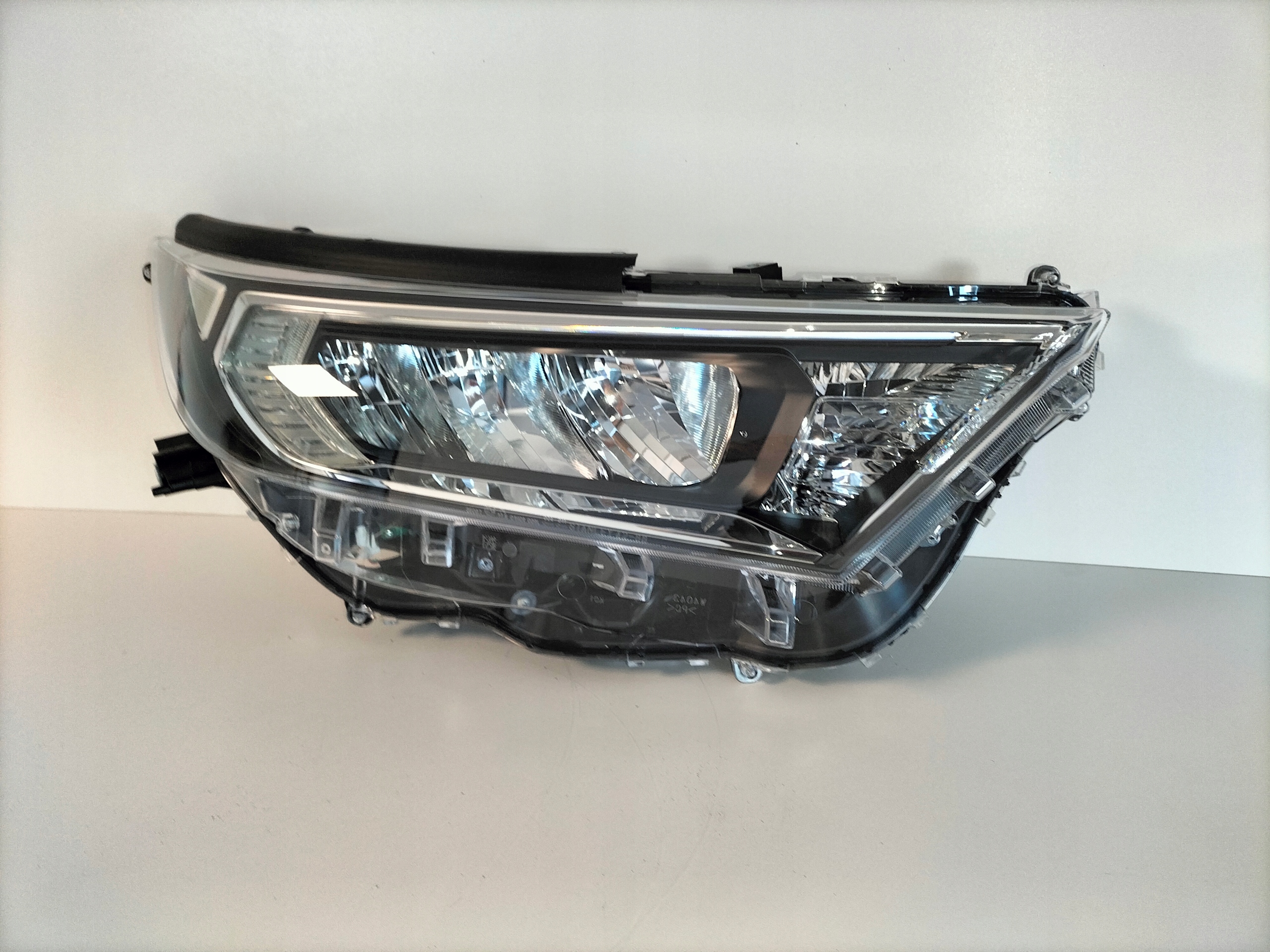 PRAVE PREDNE SVETLO TOYOTA RAV4 V 18- FULL LED