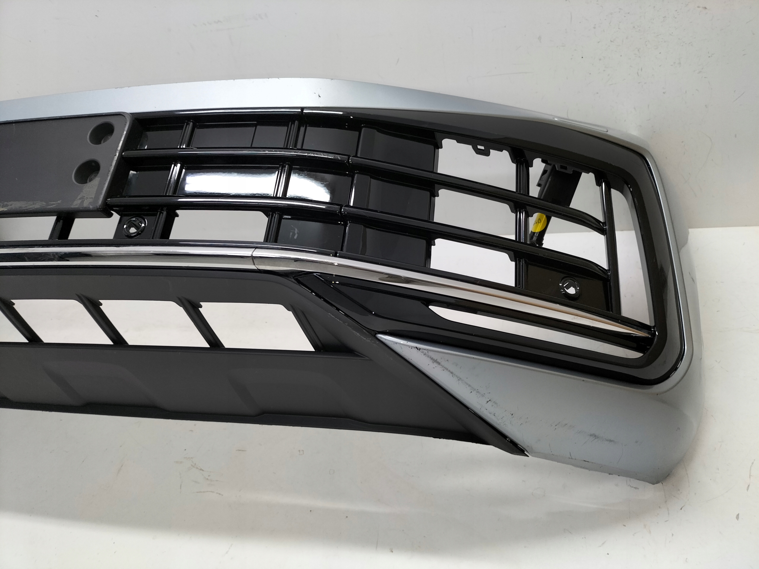 PREDNÝ NÁRAZNÍK VW TOUAREG III LIFT 23-
