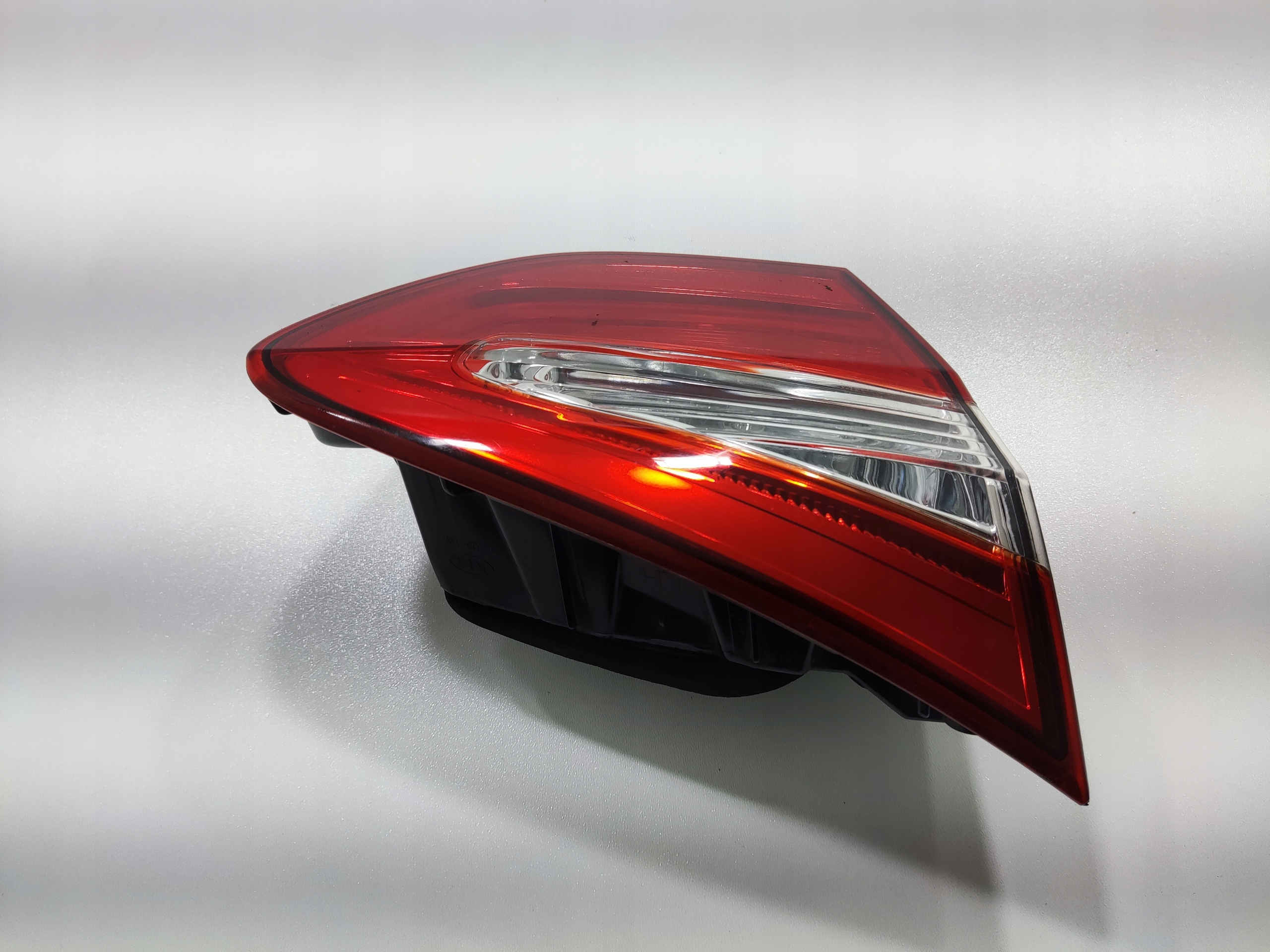 LAVE ZADNE SVETLO V KAPOTE KIA RIO III 92403-1W2 2011-2017