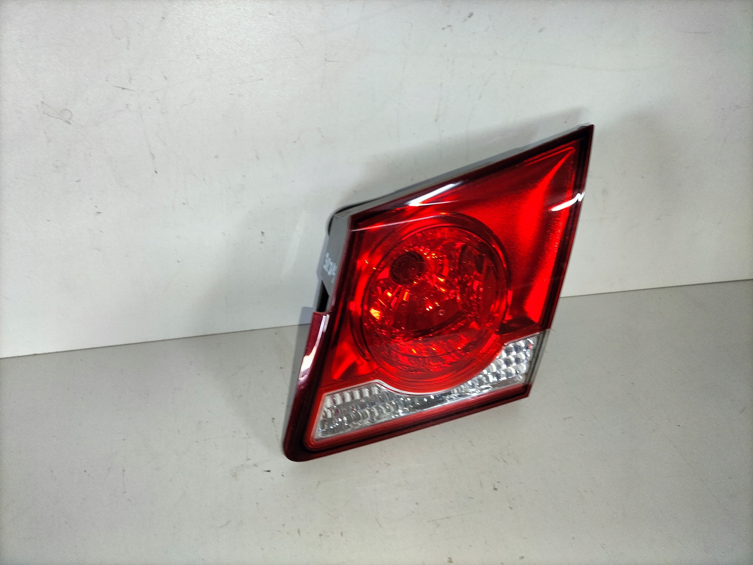 PRAVE ZADNE SVETLO CHEVROLET CRUZE 09- SEDAN VNÚTORNÉ NA KAPOTE