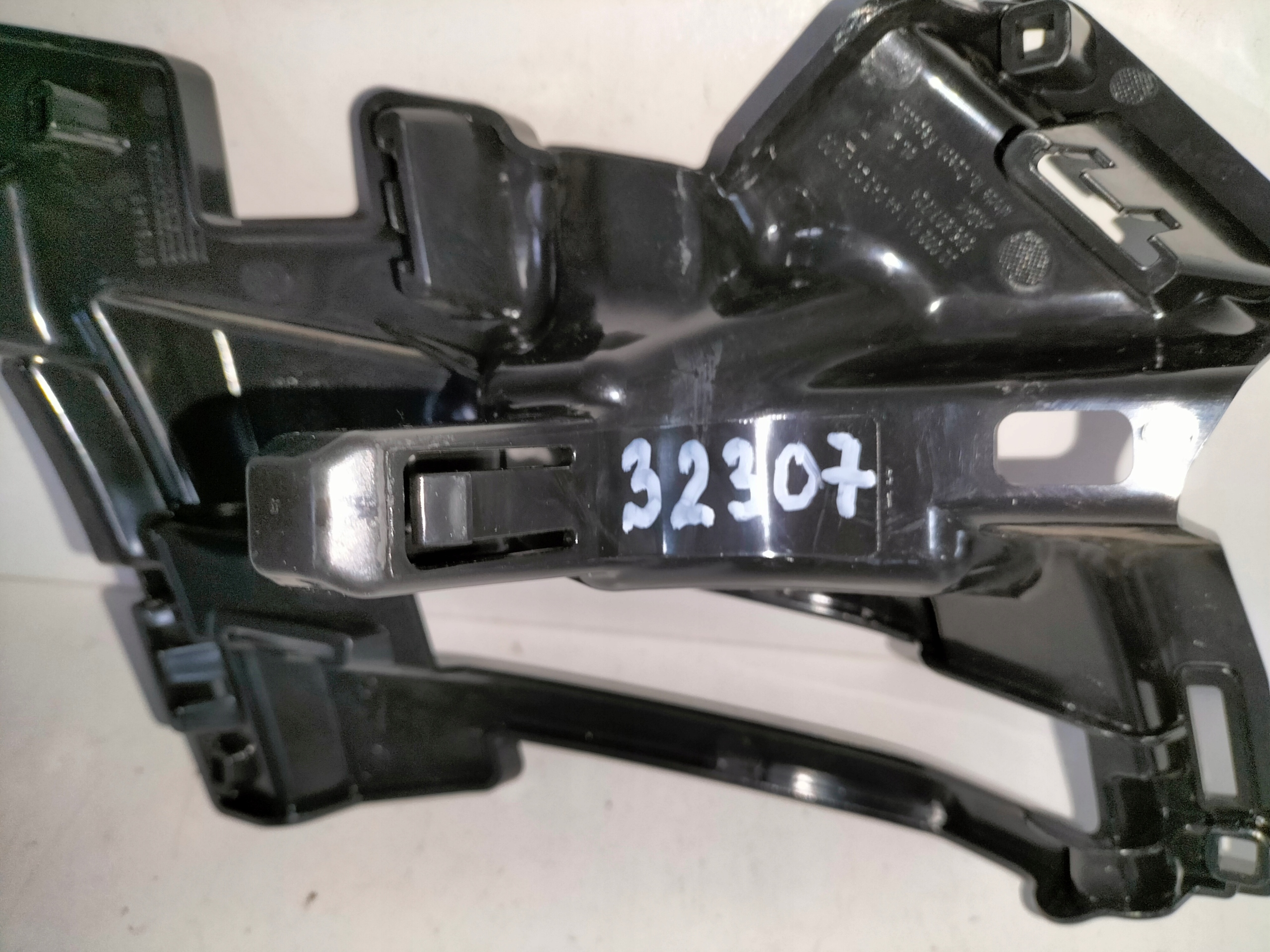 DRZIAK PREDNEHO NARAZNIKA PRAVY SKODA KODIAQ 16- POD MASKU