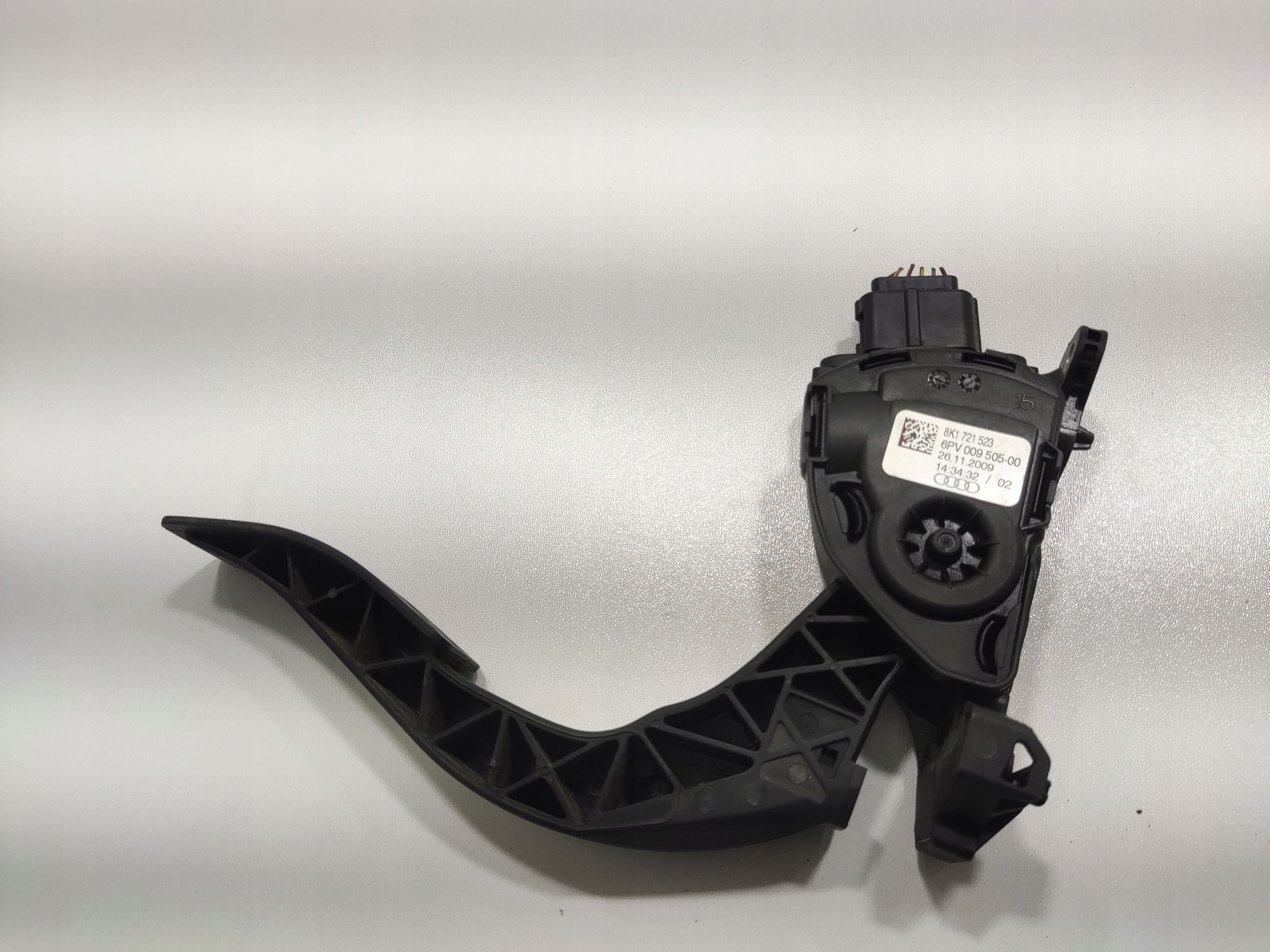 PLYNOVY PEDAL AUDI A4 B8 2007-2011 8K1721523