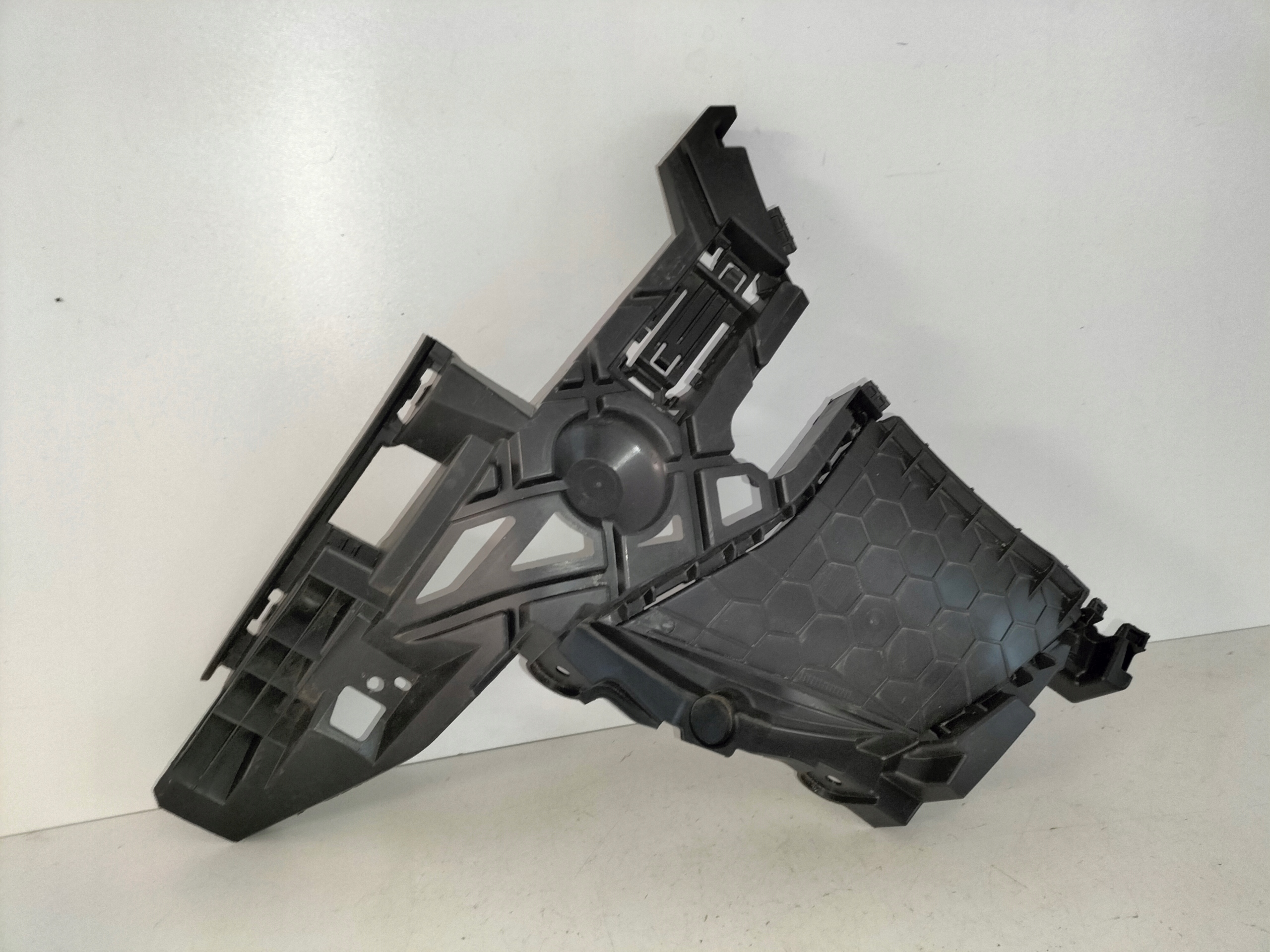 DRZIAK PREDNEHO NARAZNIKA LAVY VW ID7 AERO 213 22-