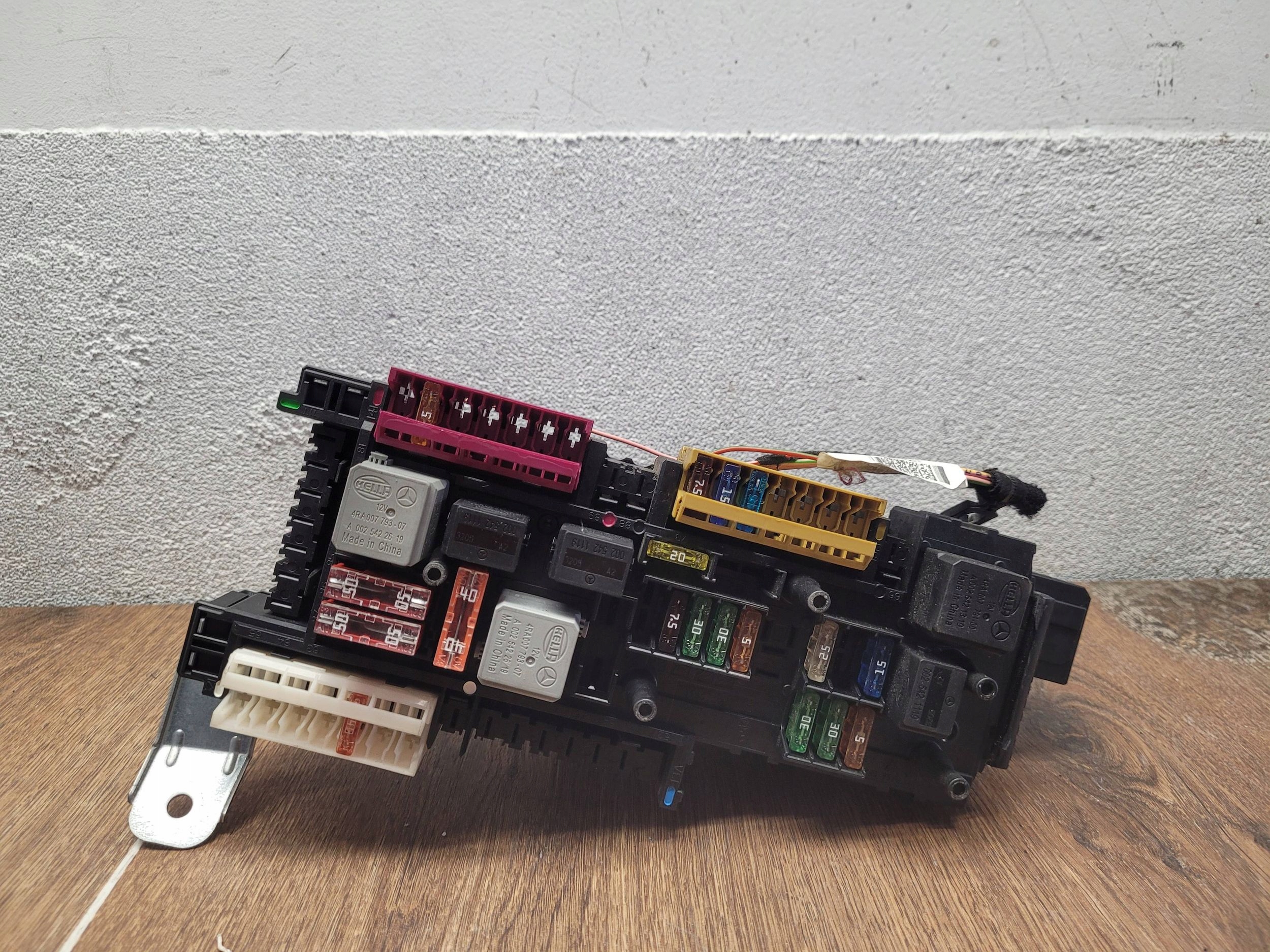 MERCEDES C W204 lift 2049065602 POISTKOVA SKRINKA MODUL sam