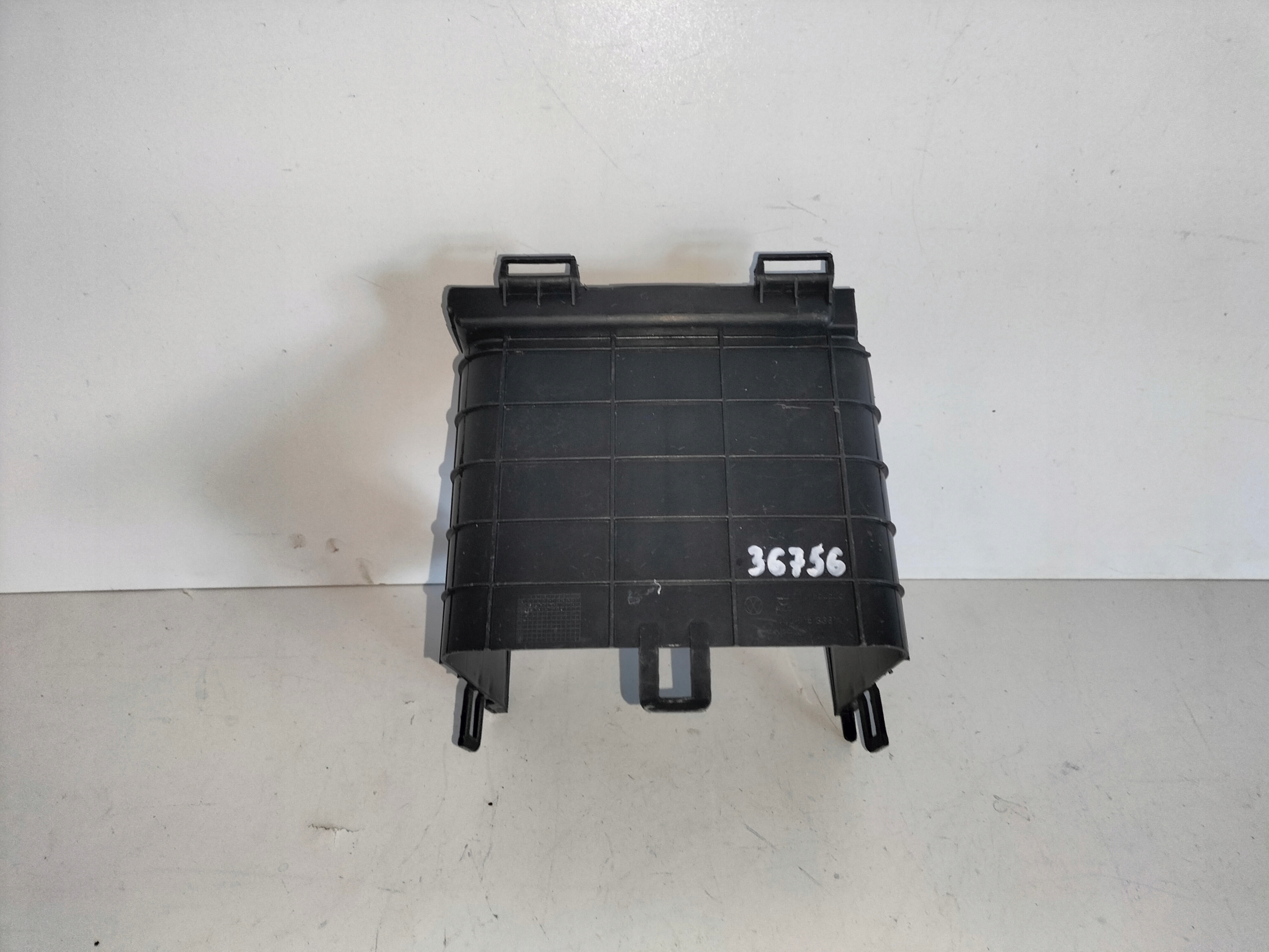 KRYT DRZIAK AUTOBATERIE VW PASSAT B6 05- VW GOLF V 03-