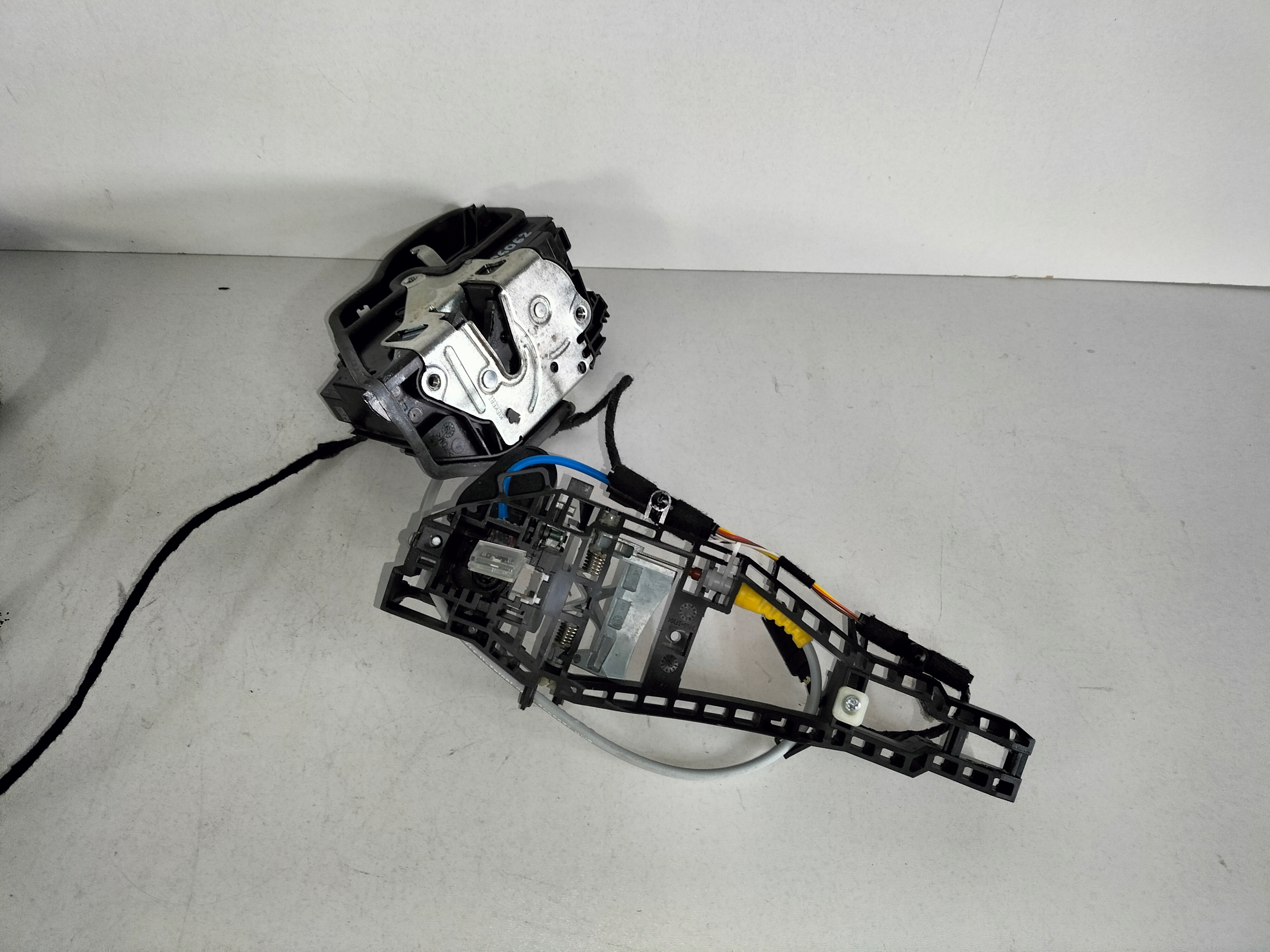 ZAMOK LAVYCH PREDNYCH DVERI BMW 1 F21 11- BMW 2 F22 14-