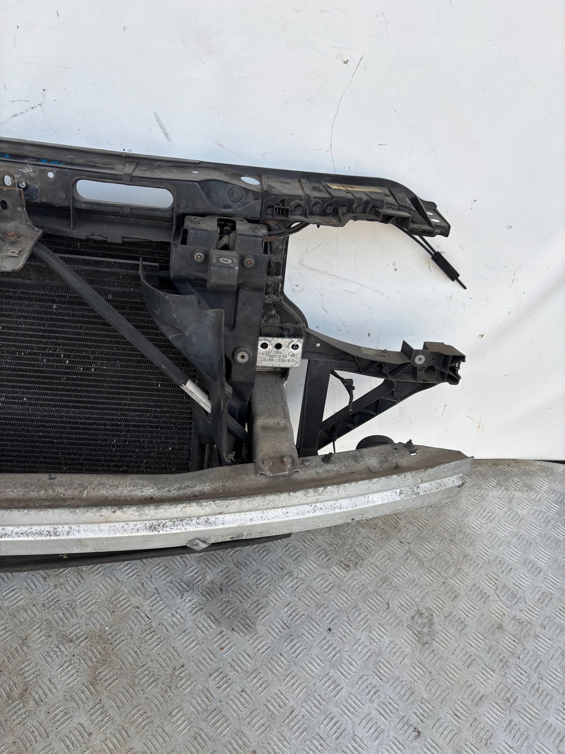 PREDNÉ PÁS  VÝSTUHA CHLADIČE BMW X3 E83 3.0i