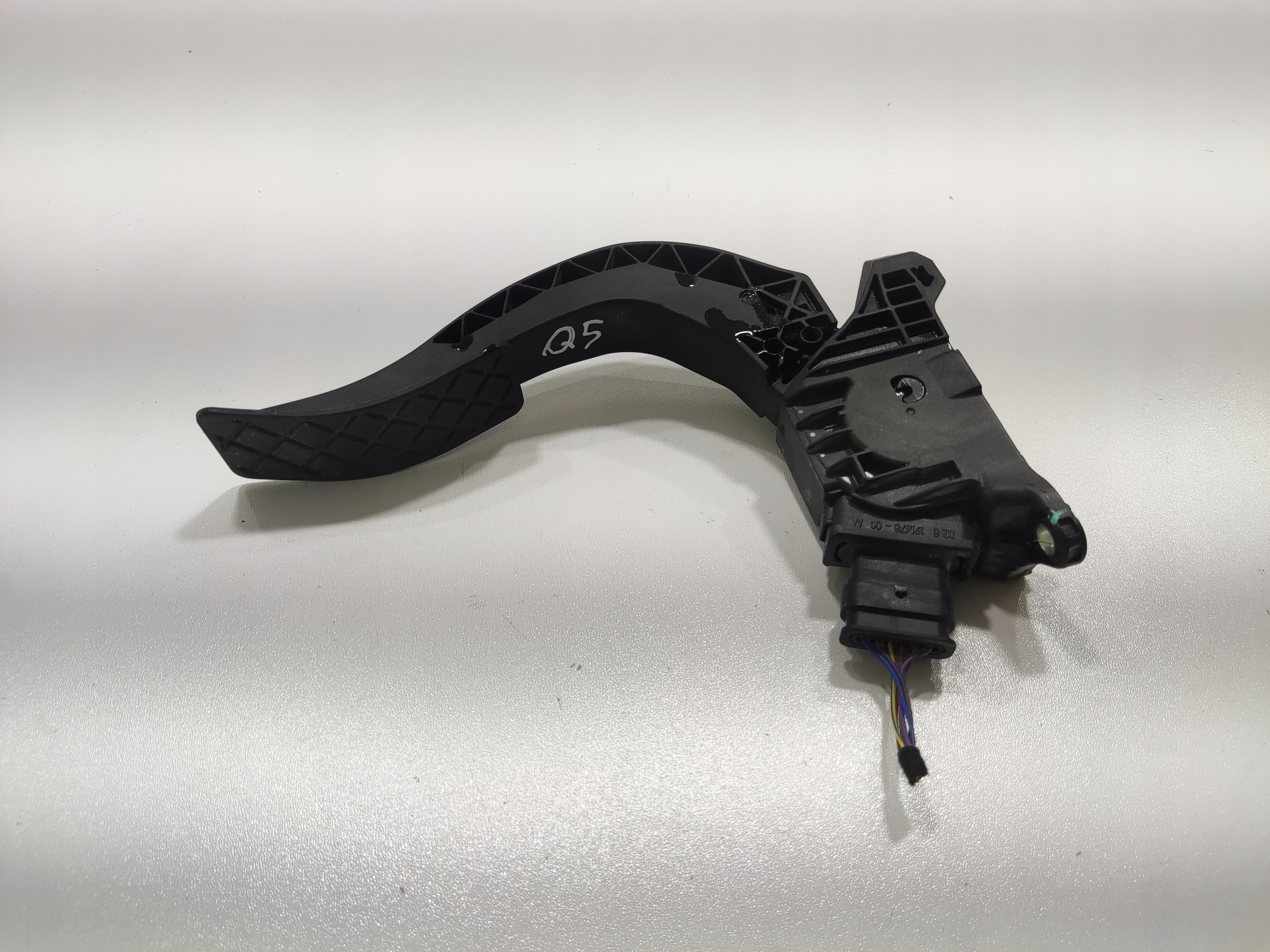 PLYNOVY PEDAL AUDI Q5 II 80A 2016-2020 8W1723523