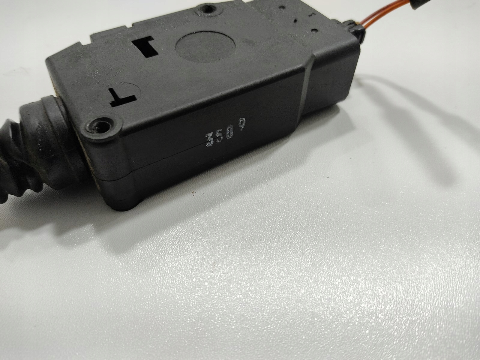 MODUL CENTRÁLNEHO ZAMYKANIA ĽAVÝCH ZADNÝCH DVERÍ LAND ROVER DEFENDER 1999-14