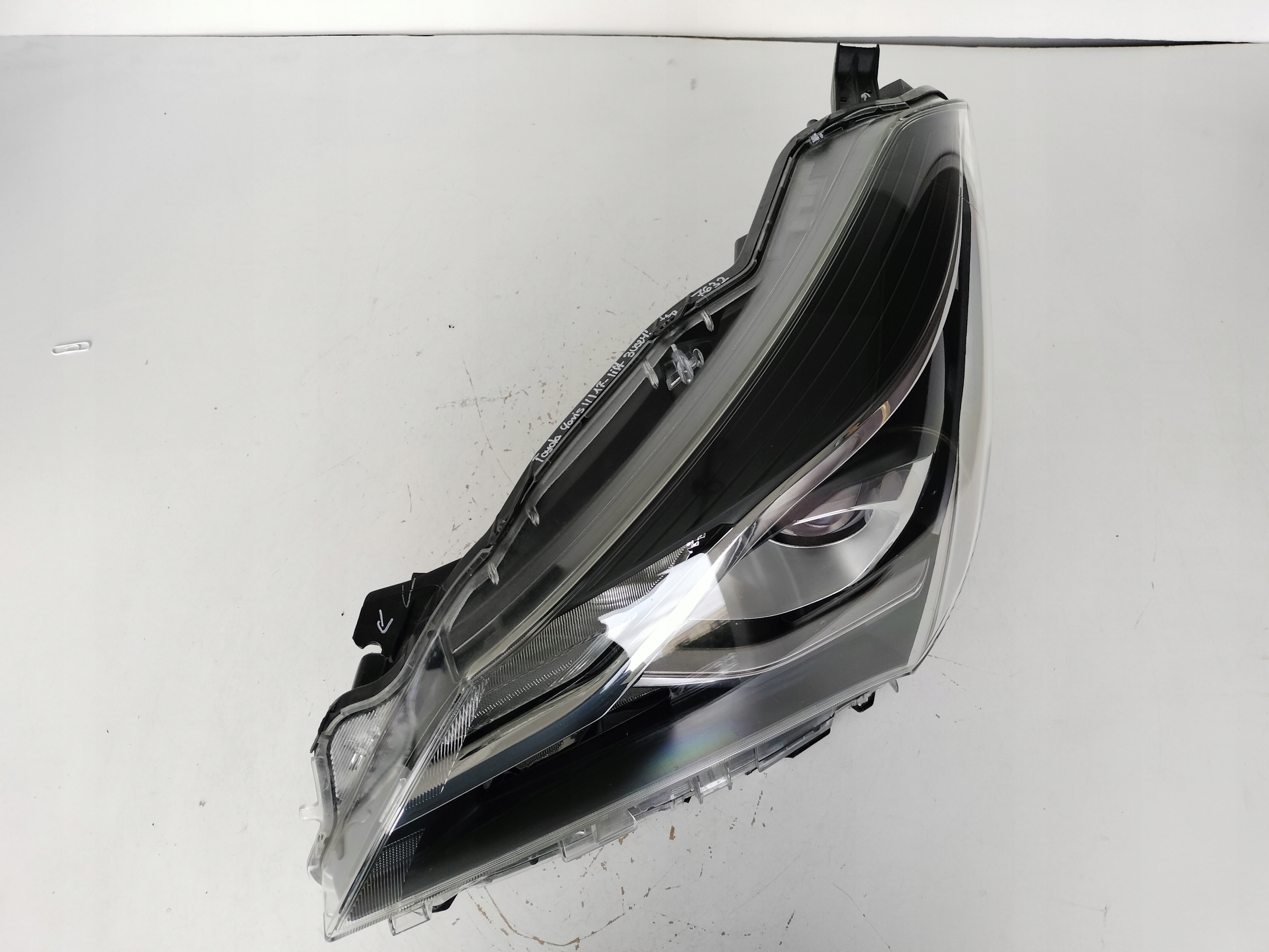 LAVE PREDNE SVETLO TOYOTA YARIS III 17- LIFT