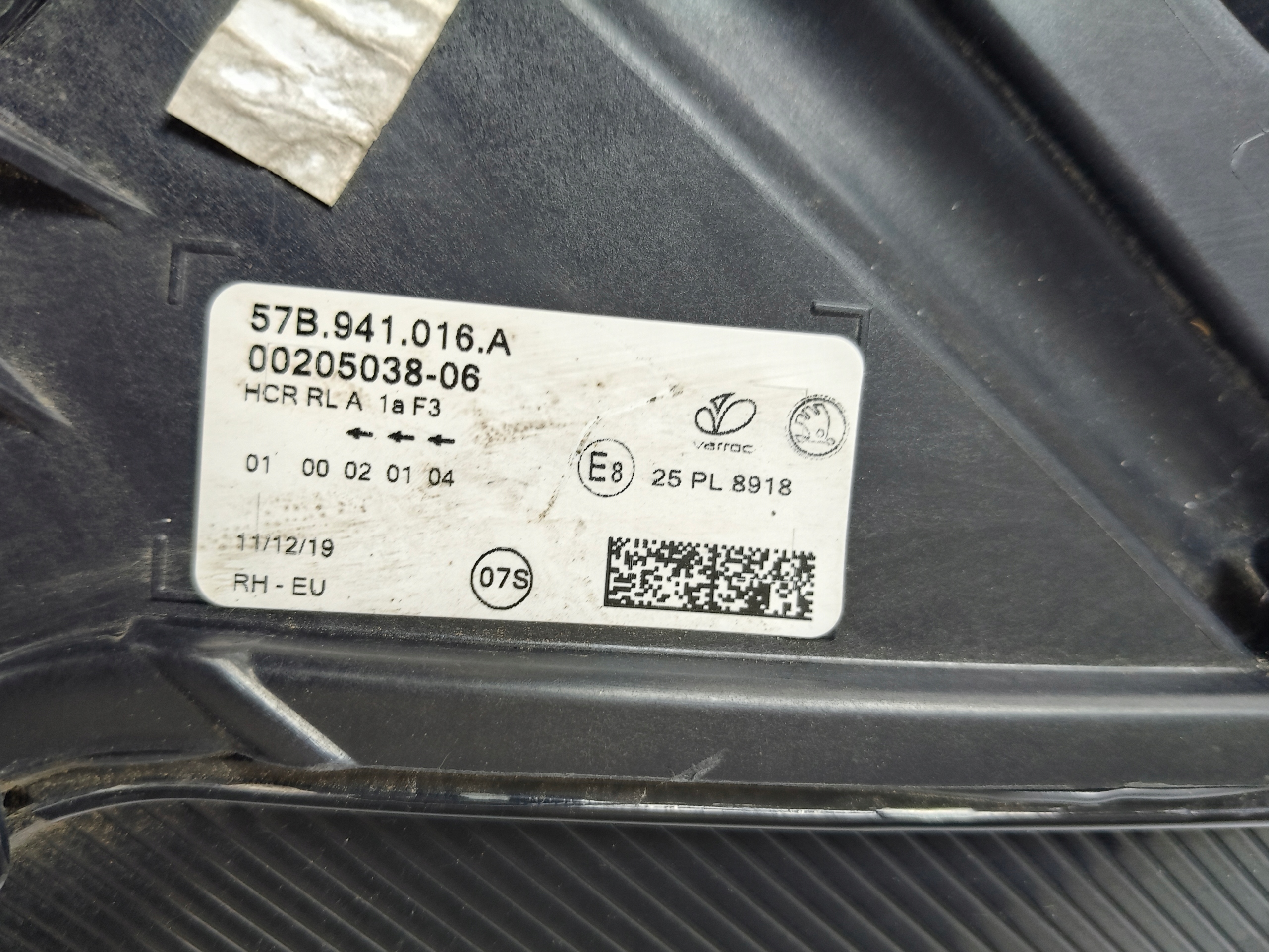 PRAVE PREDNE SVETLO SKODA KAROQ 57A 17- LED