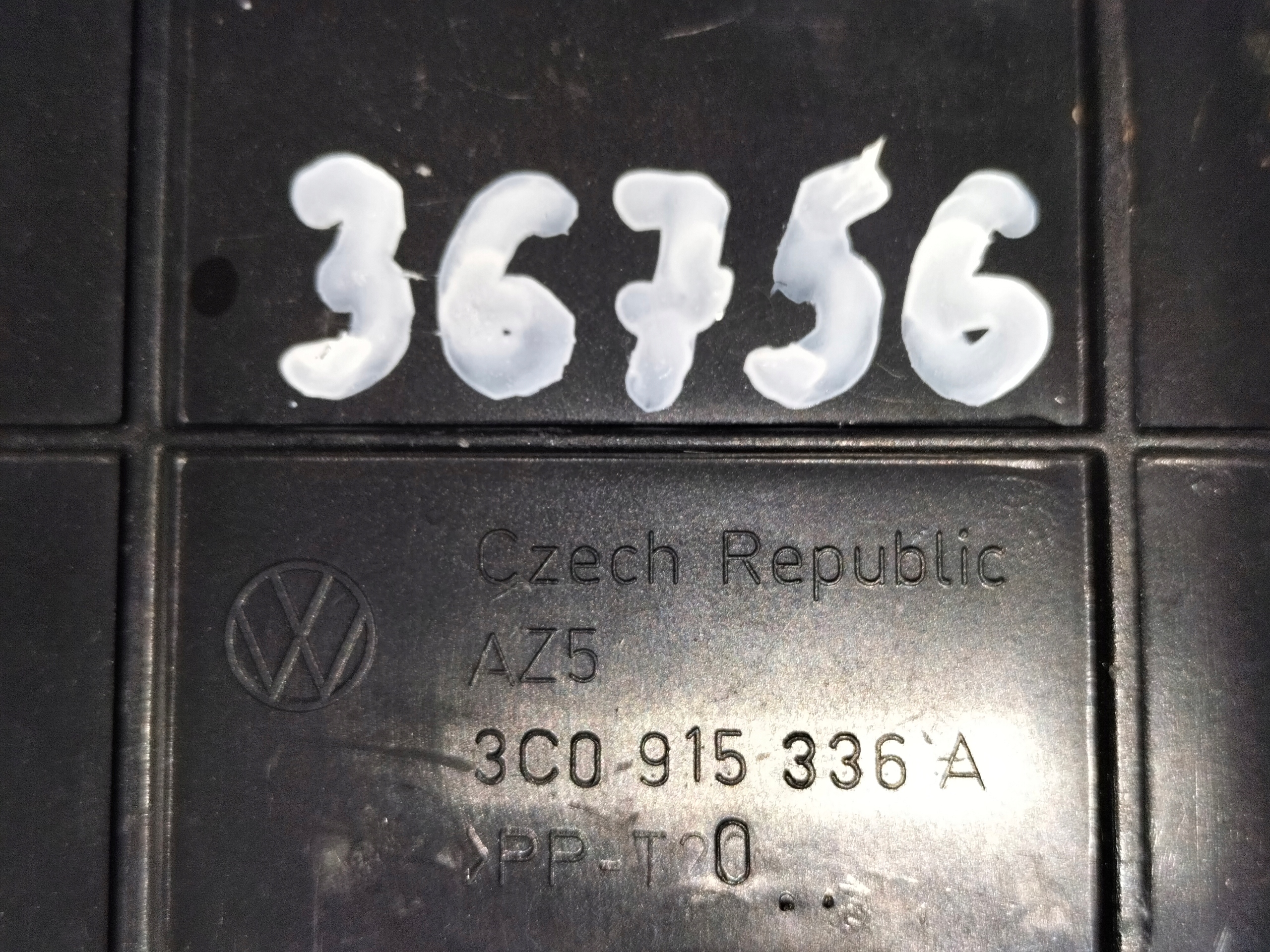 KRYT DRZIAK AUTOBATERIE VW PASSAT B6 05- VW GOLF V 03-