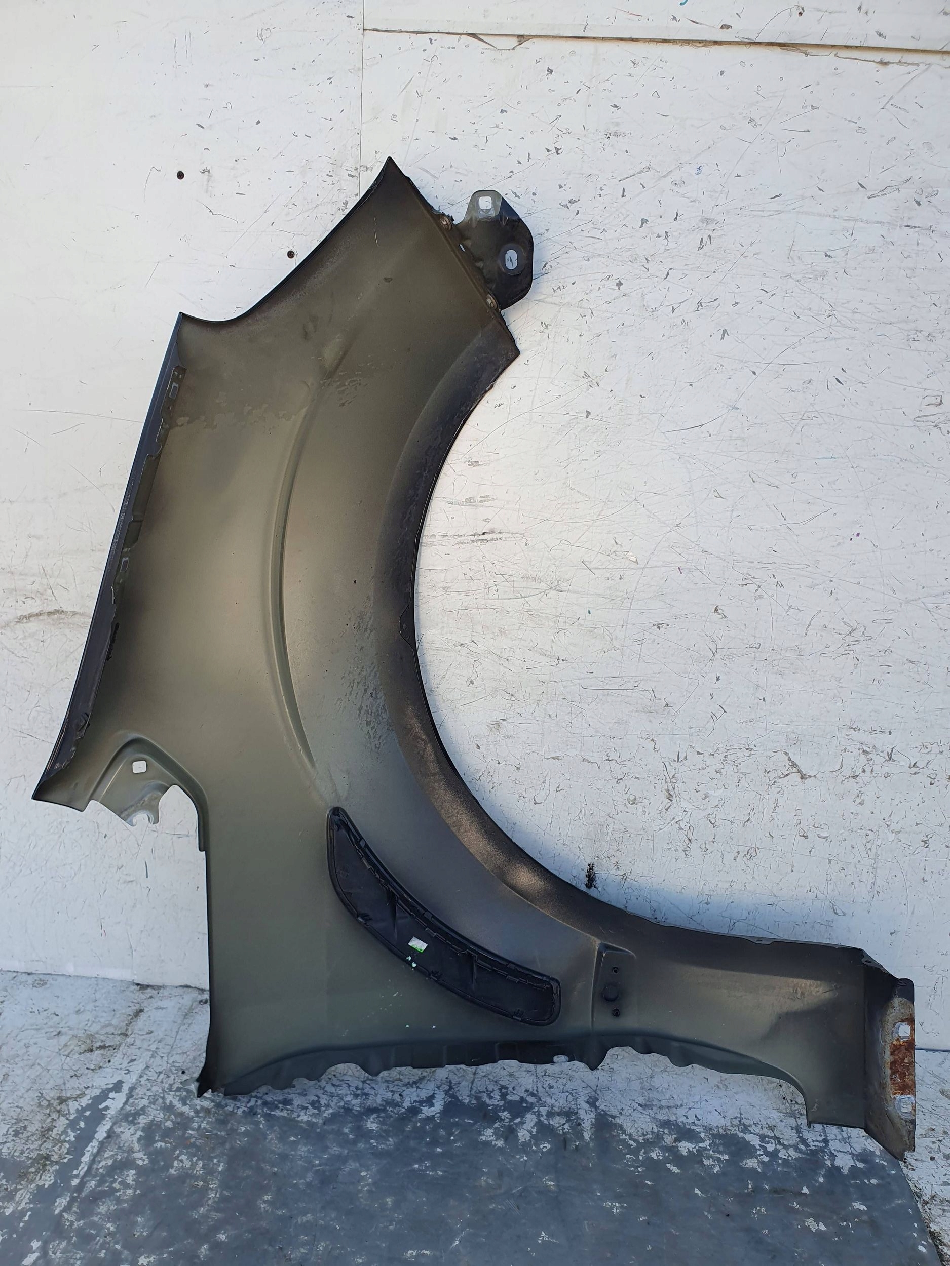 Nissan QASHQAI j10 lift ĽAVÝ PREDNÝ BLATNÍK