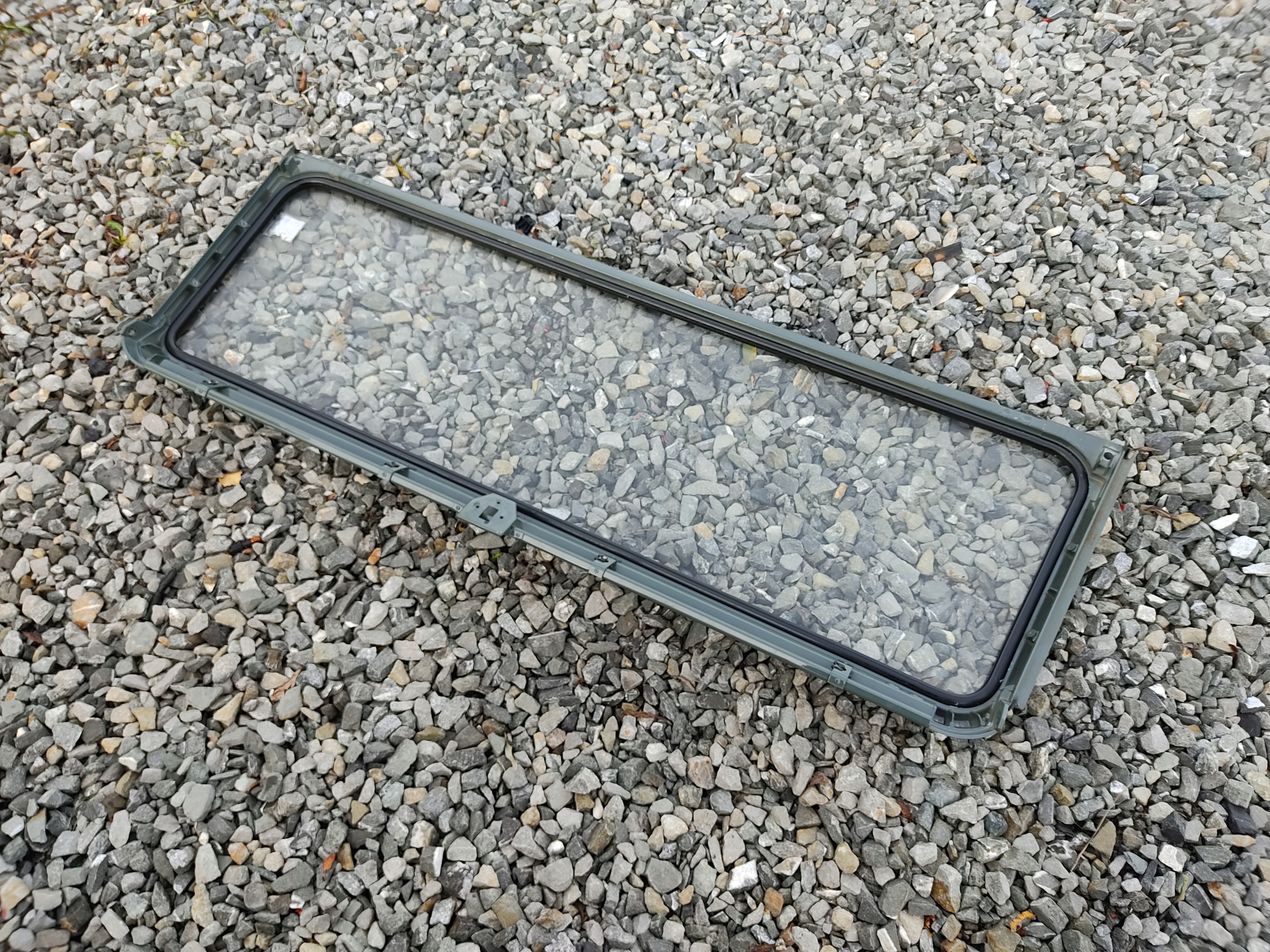 RÁMIK ČELNÉHO SKLA LAND ROVER DEFENDER 1999-14