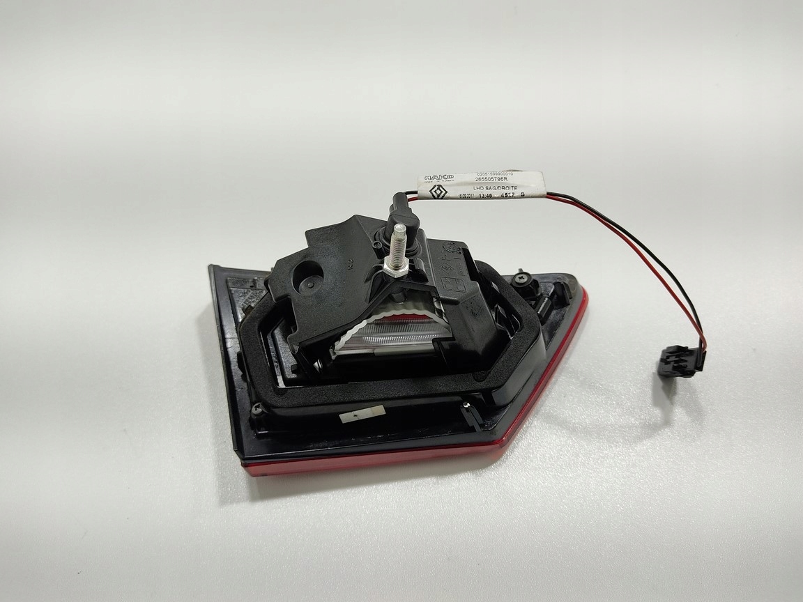 PRAVE ZADNE SVETLO V KAPOTE RENAULT CLIO HATCHBACK 265505796R 16-19