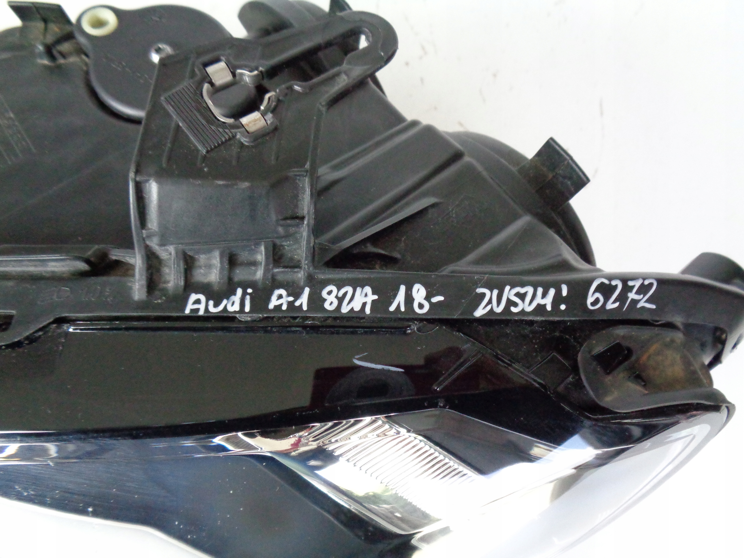 LAVE PREDNE SVETLO AUDI A1 82A 18-