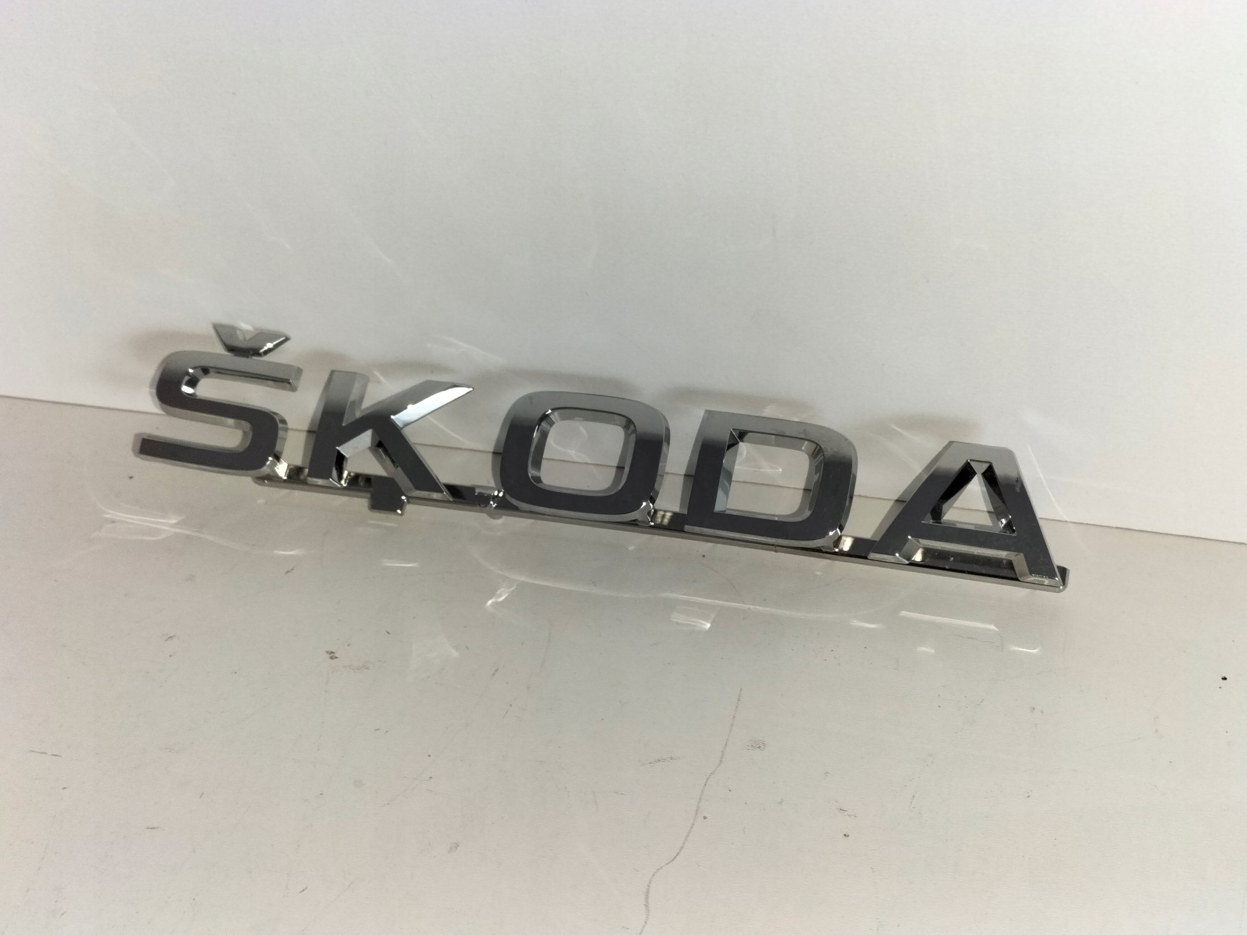 ZNAK EMBLEM LOGO ZADNEJ KAPOTY SKODA