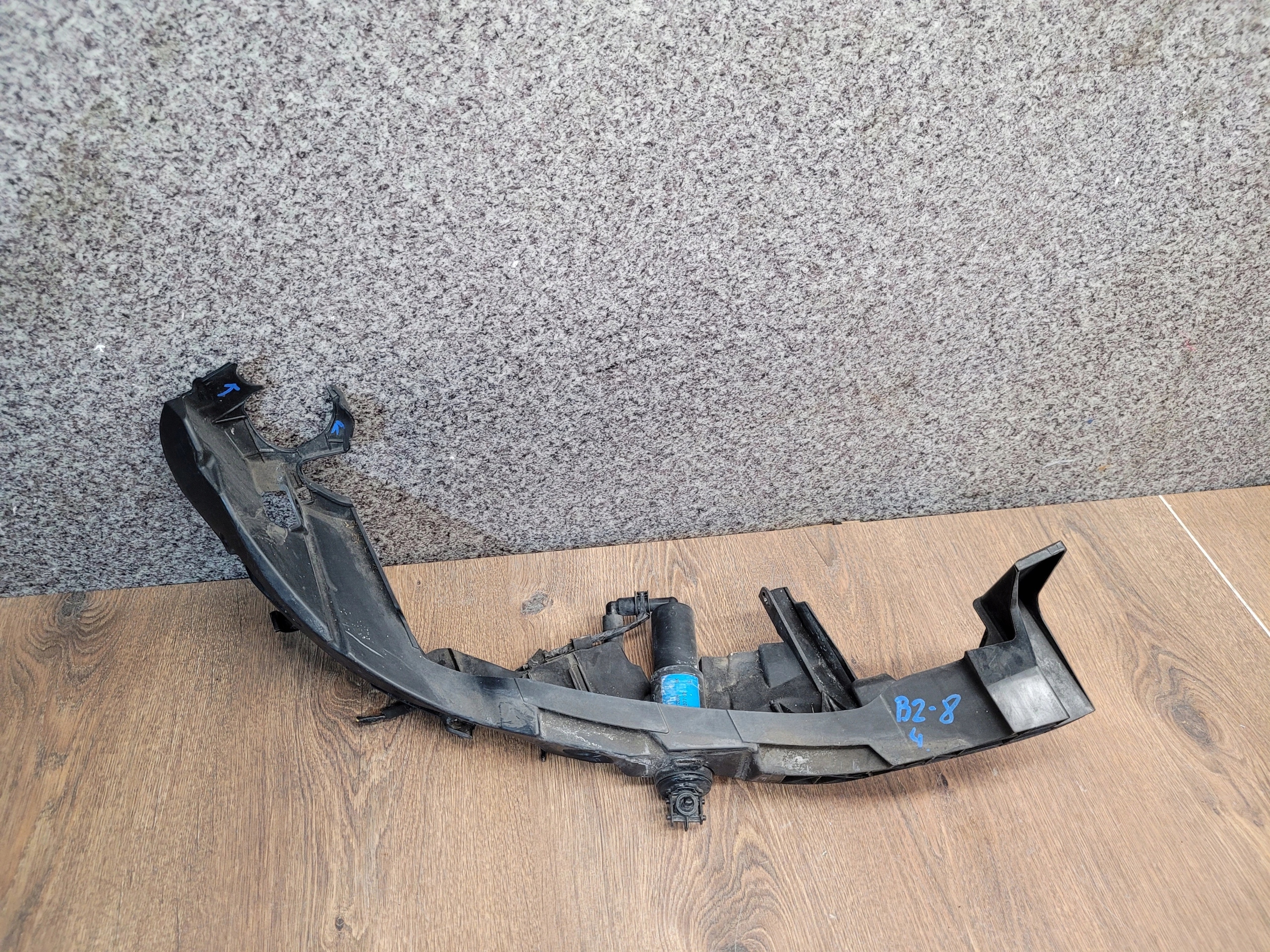 BMW E92 E93 DRŽIAK PRAVÉHO SVETLA OSTREKOVAC 7227926