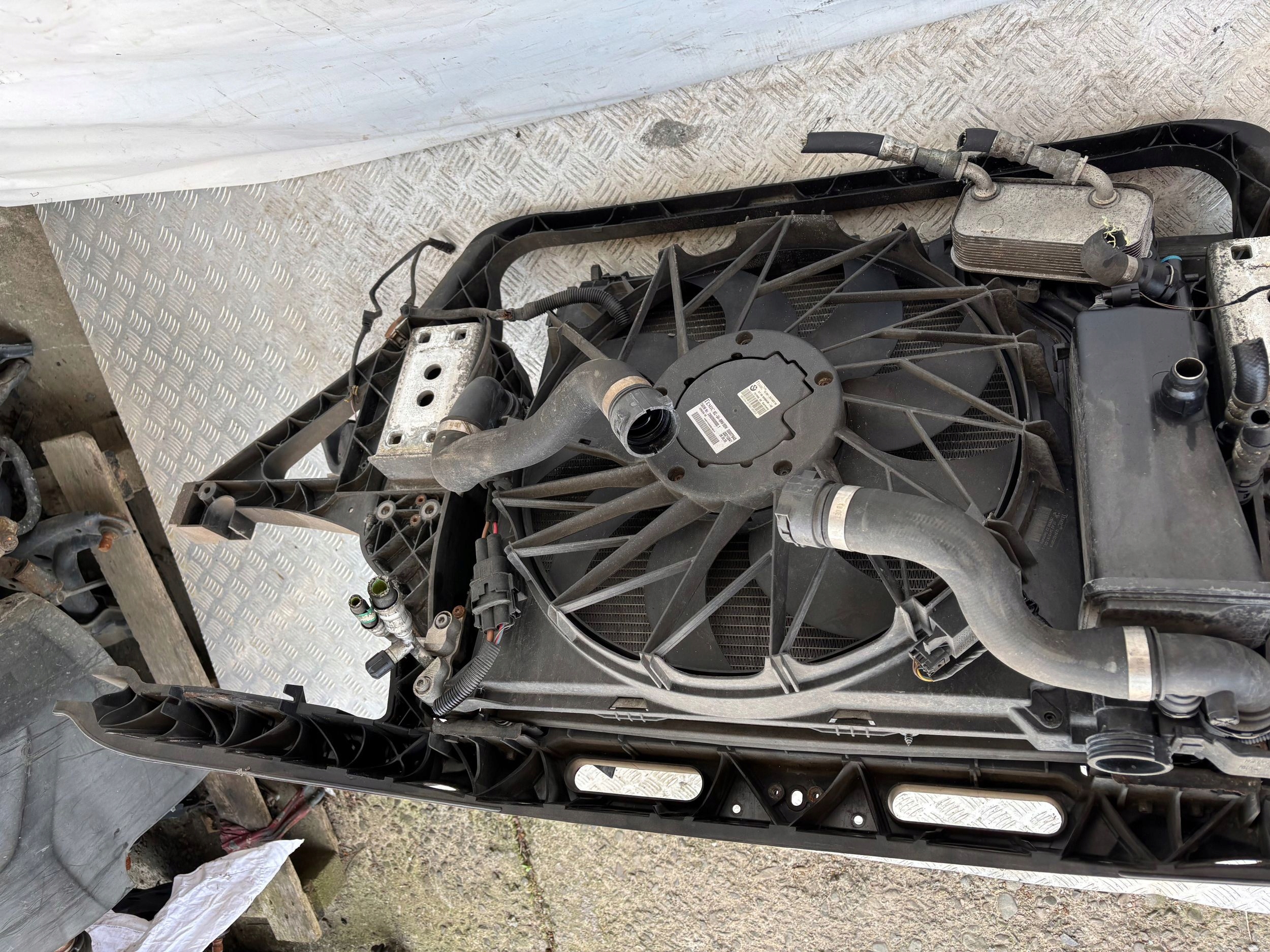 PREDNÉ PÁS  VÝSTUHA CHLADIČE BMW X3 E83 3.0i