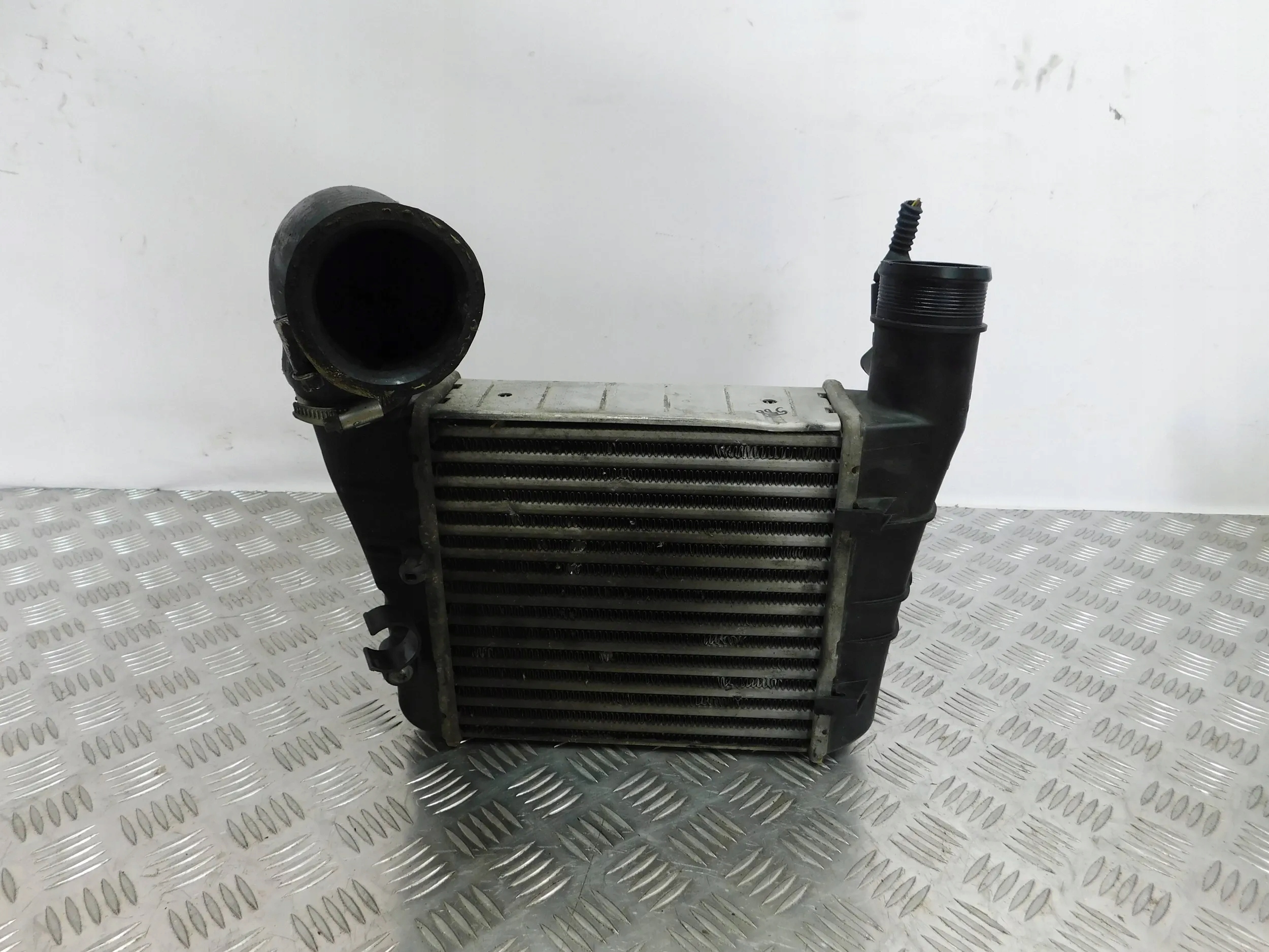 CHLADIČ INTERCOOLER EXEO 2.0 TDI 8E0145805AA