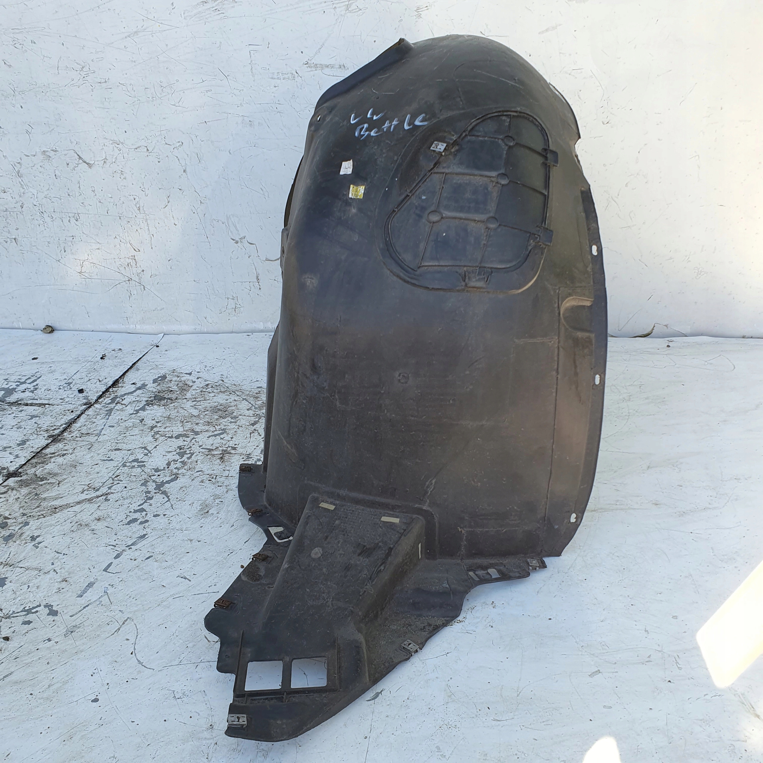 VW BEETLE 011- ĽAVÝ PREDNÝ PODBLATNÍK 5C5805911