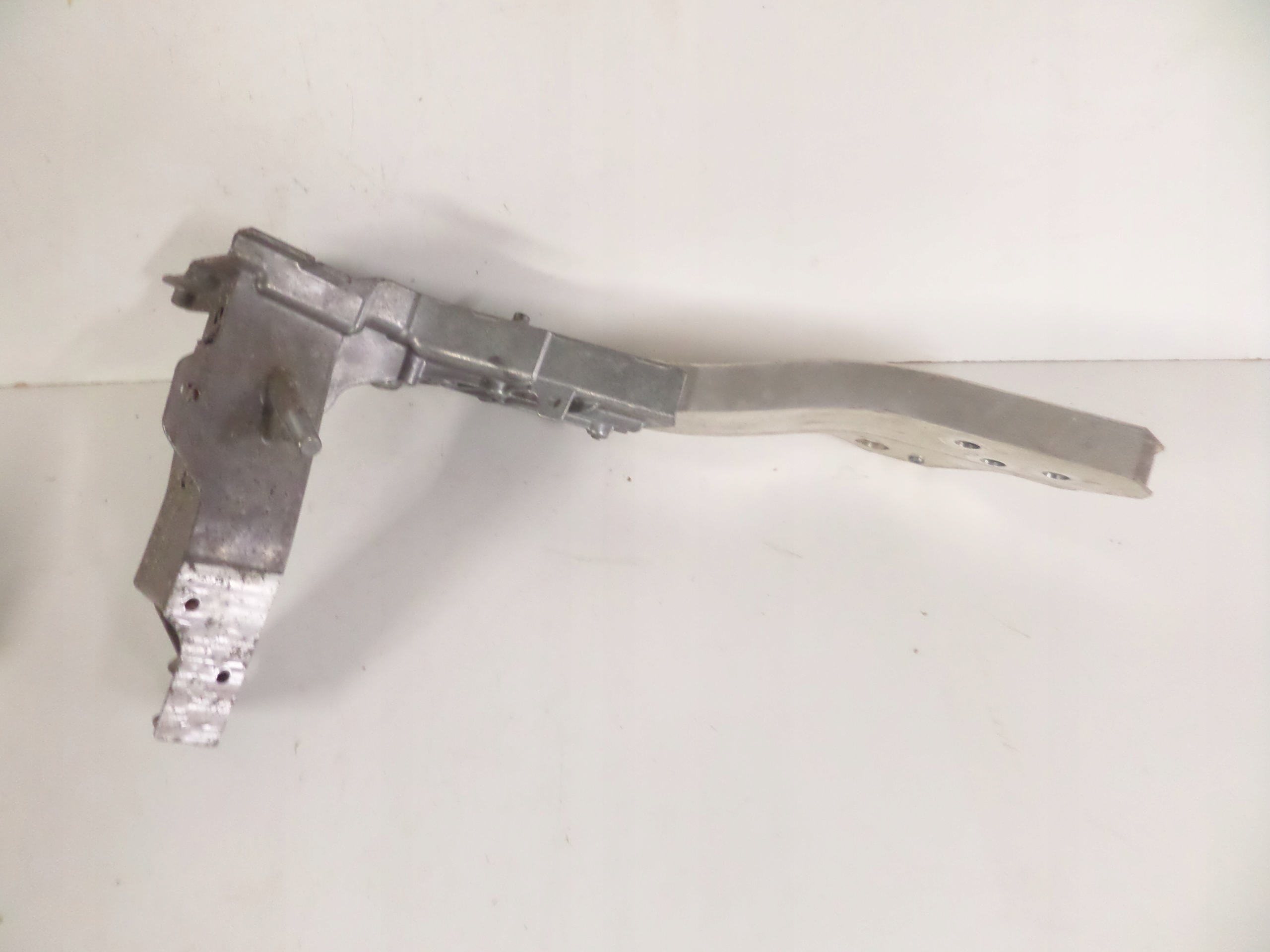 PRAVY PREDNY OKULIAR CELO MERCEDES E KLASA W213 16-